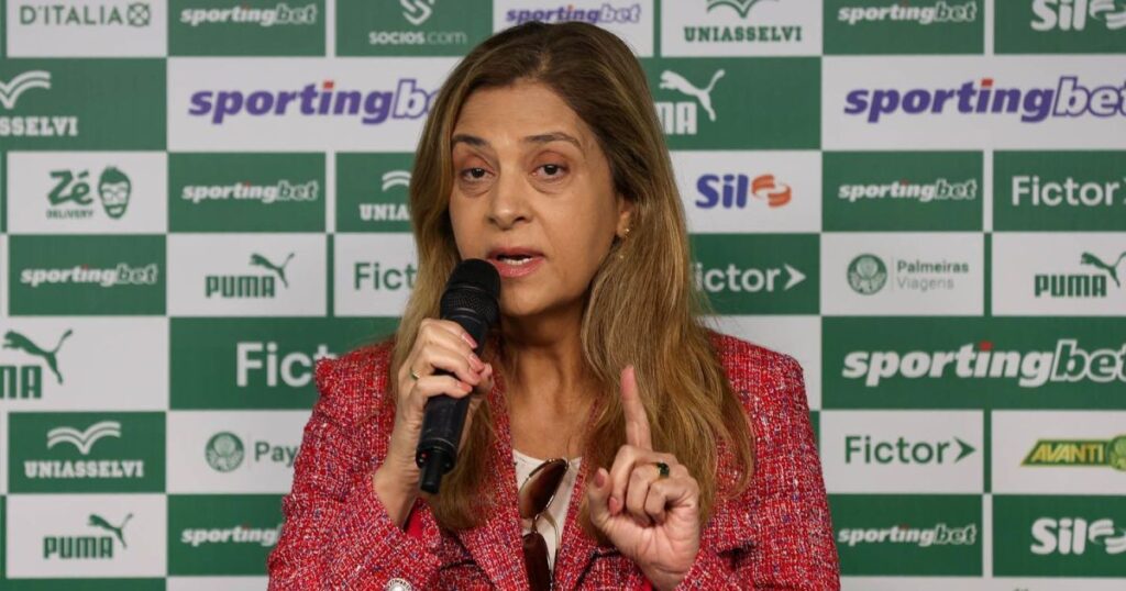 A empresária **Leila Pereira**, presidente do Palmeiras, entrou com um processo judicial contra o site **Meu Timão**, alegando **dano moral**. A ação judicial solicita a **remoção de postagens** específicas e uma **indenização** por publicações feitas por usuários do site. Segundo a publicação da CNN Brasil, Leila Pereira argumenta que as postagens em questão contêm informações que prejudicam sua imagem e reputação. O processo destaca a responsabilidade do site em moderar e controlar o conteúdo gerado por seus usuários, especialmente quando este conteúdo pode causar danos a terceiros. No contexto jurídico, a ação movida por Leila Pereira levanta questões importantes sobre a **responsabilidade das plataformas online** em relação ao conteúdo gerado por seus usuários. Segundo o site da CNN Brasil, a presidente do Palmeiras busca não apenas a retirada das postagens consideradas ofensivas, mas também uma compensação financeira pelos danos causados à sua imagem. Este caso pode servir como um precedente para futuras disputas legais envolvendo a responsabilidade de sites e plataformas digitais em moderar o conteúdo publicado por seus usuários. A discussão se concentra na linha tênue entre a liberdade de expressão e a proteção contra difamação e danos morais. Além disso, a ação de Leila Pereira contra o Meu Timão destaca a crescente preocupação com a **reputação online** e os impactos que comentários e postagens podem ter na vida pessoal e profissional de indivíduos. Segundo a CNN Brasil, a presidente do Palmeiras está determinada a proteger sua imagem e a do clube que representa. Este caso ressalta a importância de uma moderação eficaz e de políticas claras por parte das plataformas digitais para evitar a disseminação de conteúdo potencialmente prejudicial. A decisão judicial que resultar deste processo poderá influenciar a forma como sites e plataformas lidam com conteúdos gerados por usuários no futuro.