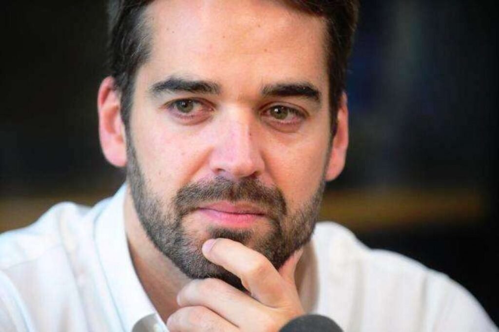 O governador do Rio Grande do Sul, **Eduardo Leite** (PSD), anunciou recentemente que permanecerá no comando do estado até o final do ano. Essa decisão está condicionada à escolha de **Ronaldo Caiado** como pré-candidato à presidência da República pelo presidente nacional do PSD, **Gilberto Kassab**. Com essa declaração, Leite está desistindo de sua potencial candidatura ao Senado Federal, uma mudança significativa no cenário político atual. Por que Eduardo Leite decidiu permanecer no governo do Rio Grande do Sul? Segundo a publicação, a decisão de Leite está diretamente ligada à movimentação política dentro do PSD. Caso Ronaldo Caiado seja escolhido como pré-candidato à presidência, Leite optará por continuar seu mandato como governador, o que demonstra uma estratégia política alinhada aos interesses do partido. Qual é o impacto dessa decisão para a direita política? A desistência de Leite em concorrer ao Senado abre espaço para outros nomes da direita, como os deputados **Marcel van Hatten** e **Ubiratan Sanderson**, que agora têm uma oportunidade maior de se destacarem e possivelmente serem eleitos. Isso pode fortalecer a representação da direita no cenário político nacional, conforme apontado pela fonte. Como essa decisão afeta o cenário político no Rio Grande do Sul? A permanência de Eduardo Leite no governo estadual até o final do ano garante uma continuidade administrativa, o que pode ser visto como positivo para a estabilidade política e econômica do estado. Além disso, a decisão de não concorrer ao Senado pode ser interpretada como uma estratégia para consolidar sua liderança regional e preparar terreno para futuras disputas políticas. Quais são as implicações para o PSD? A escolha de Ronaldo Caiado como pré-candidato à presidência pode unificar o partido em torno de uma candidatura forte, enquanto a permanência de Leite no governo do Rio Grande do Sul assegura uma base sólida de apoio no sul do país. Essa combinação pode ser estratégica para o PSD nas próximas eleições, fortalecendo sua posição no cenário nacional. Por que a decisão de Leite é considerada "muito boa" para a direita? Segundo a publicação, a abertura de espaço para candidatos como Marcel van Hatten e Ubiratan Sanderson é vista como uma oportunidade para a direita aumentar sua representação política. Com Leite fora da corrida ao Senado, esses candidatos têm mais chances de se destacarem e conquistarem o eleitorado conservador. Como os leitores podem apoiar a continuidade de informações como essa? A publicação enfatiza a importância do apoio dos assinantes e parceiros comerciais para a continuidade de seu trabalho. Ao se tornar assinante, os leitores têm acesso a conteúdos exclusivos, como o primeiro podcast conservador do Brasil e a revista "A Verdade", que promete revelar "assuntos proibidos" no país. Em resumo, a decisão de Eduardo Leite de permanecer no governo do Rio Grande do Sul até o final do ano, condicionada à escolha de Ronaldo Caiado como pré-candidato à presidência, tem implicações significativas para o cenário político local e nacional. Essa movimentação abre espaço para novos nomes da direita e fortalece a estratégia do PSD para as próximas eleições.