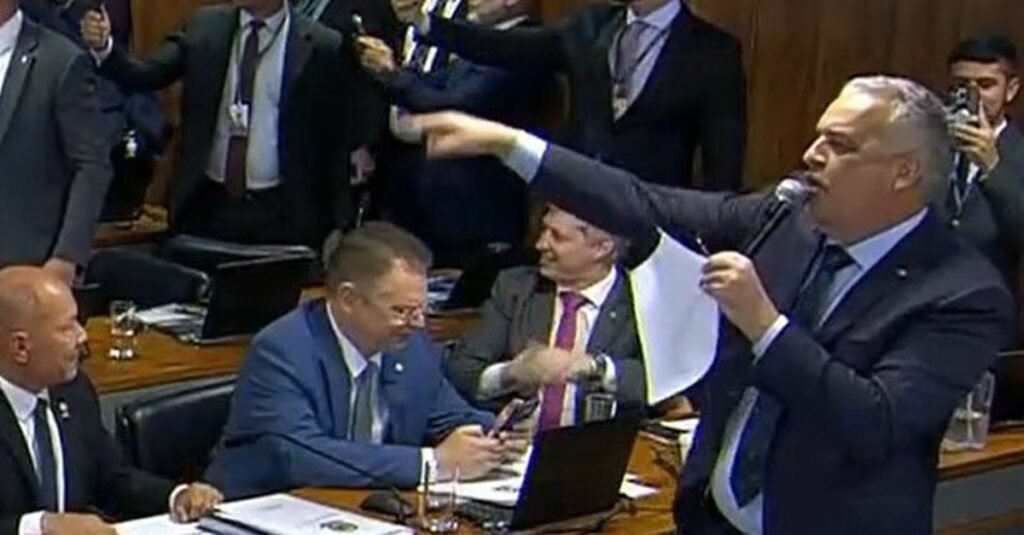 O que aconteceu na CPMI do INSS entre Lindbergh e Gaspar? Durante a leitura do relatório da CPMI do INSS, Lindbergh Farias e Alfredo Gaspar trocaram ofensas, interrompendo os debates. A discussão escalou com acusações mútuas de crimes, gerando tumulto na reunião. Por que Lindbergh Farias interrompeu a leitura do relatório? Lindbergh interrompeu para questionar se o relatório era um "circo", provocando Gaspar e iniciando o bate-boca. Sua intervenção foi vista como uma tentativa de deslegitimar o processo. Como Alfredo Gaspar respondeu à provocação de Lindbergh? Gaspar respondeu chamando Lindbergh de "Deputado Lindinho", referindo-se à lista de codinomes da Lava-Jato, e acusou-o de corrupção, intensificando o conflito. Qual foi a reação do presidente Carlos Viana durante o tumulto? Carlos Viana interveio, defendendo Gaspar e criticando Lindbergh por suas ofensas. Ele ameaçou representar contra Lindbergh no Conselho de Ética devido à gravidade das acusações. O que Lindbergh chamou Gaspar durante a discussão? Lindbergh chamou Gaspar de "estuprador" fora do microfone, uma acusação grave que inflamou ainda mais a situação e levou a respostas igualmente agressivas. Como Gaspar reagiu à acusação de Lindbergh? Gaspar respondeu acusando Lindbergh de ser corrupto, afirmando que "estuprou corruptos" como ele, o que intensificou o tumulto na reunião. Qual foi a tentativa de Gaspar para acalmar a situação? Gaspar fez um mea culpa, reconhecendo o calor do momento e expressando desejo de manter uma relação pacífica com Lindbergh, buscando retomar a normalidade. Qual é o conteúdo do relatório final da CPMI do INSS? O relatório elaborado por Gaspar tem 4,4 mil páginas e propõe o indiciamento de 218 pessoas, sendo um documento extenso e detalhado sobre as investigações. O que pode acontecer se houver um pedido de vista? Se houver pedido de vista, a deliberação do relatório pode ser adiada para sábado, prazo limite de funcionamento da comissão, permitindo mais tempo para análise. Qual é a expectativa do presidente Carlos Viana sobre a tramitação? Viana espera concluir a tramitação do relatório ainda na sexta-feira, apesar do tumulto, demonstrando urgência em finalizar o processo. O que os parlamentares da base governista estão planejando? Eles articulam a apresentação de um relatório alternativo, com recomendações próprias, buscando influenciar o resultado final da CPMI. Qual é a importância do relatório da CPMI do INSS? O relatório é crucial para responsabilizar os envolvidos em irregularidades no INSS, propondo indiciamentos e medidas para corrigir falhas no sistema. Como o tumulto pode impactar a percepção pública da CPMI? O bate-boca pode desviar a atenção do conteúdo do relatório, afetando a credibilidade da comissão e a confiança do público no processo investigativo. O que está em jogo com a conclusão da CPMI do INSS? A conclusão pode levar a mudanças significativas no INSS, impactando aposentados e a administração pública, além de influenciar o cenário político.