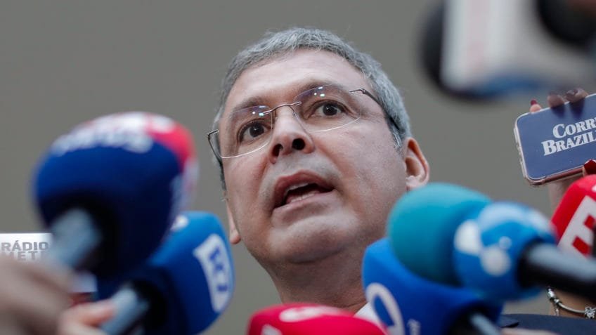 Por que Lindbergh Farias quer que Bolsonaro volte para a Papudinha? Lindbergh Farias alega que Bolsonaro descumpriu medidas cautelares impostas pelo STF, justificando seu pedido para que o ex-presidente retorne ao regime fechado na Papudinha. Quais foram as medidas cautelares descumpridas por Bolsonaro? As medidas descumpridas incluem a proibição de comunicação externa e acesso a redes sociais, mesmo que por intermédio de terceiros. Qual é a base do pedido de Lindbergh Farias? O pedido se baseia em um vídeo gravado por Eduardo Bolsonaro, onde ele afirma que estava produzindo conteúdo para mostrar ao pai, sugerindo comunicação indireta. O que a defesa de Bolsonaro diz sobre a gravação? A defesa do ex-presidente Jair Bolsonaro afirmou desconhecer a gravação mencionada por Lindbergh Farias em seu pedido ao STF. Qual foi a decisão original de Alexandre de Moraes sobre Bolsonaro? A decisão original de Moraes permitia a prisão domiciliar, mas previa que qualquer descumprimento das condições resultaria na revogação imediata do benefício. Por que a prisão domiciliar de Bolsonaro é questionada? A prisão domiciliar é questionada por ser vista como uma possível plataforma para manutenção de liderança política à distância, o que contraria as condições impostas. O que Eduardo Bolsonaro fez na CPAC nos EUA? Durante a CPAC, Eduardo Bolsonaro gravou um vídeo afirmando que estava produzindo conteúdo para mostrar ao pai, o que gerou a controvérsia. Qual é a situação de saúde de Bolsonaro atualmente? Jair Bolsonaro está em casa, em Brasília, recuperando-se de uma broncopneumonia, enquanto cumpre prisão domiciliar. O que Lindbergh Farias argumenta sobre a prisão domiciliar? Lindbergh argumenta que a prisão domiciliar não deve ser usada como plataforma de reconstrução de palanque político ou manutenção de liderança à distância. Qual é a importância da decisão de Moraes para o caso? A decisão de Moraes é crucial, pois determina as condições da prisão domiciliar e as consequências do descumprimento dessas condições. Como a gravação de Eduardo Bolsonaro impacta o caso? A gravação sugere que houve comunicação indireta com Jair Bolsonaro, o que pode ser interpretado como descumprimento das medidas cautelares. O que pode acontecer se Bolsonaro descumprir as condições da prisão domiciliar? Se as condições forem descumpridas, Bolsonaro pode ter a prisão domiciliar revogada e ser enviado de volta ao regime fechado na Papudinha. Por que a comunicação externa é proibida para Bolsonaro? A proibição visa evitar que Bolsonaro utilize a prisão domiciliar para influenciar politicamente ou manter liderança à distância. Qual é o papel do STF no caso de Bolsonaro? O STF, através do ministro Alexandre de Moraes, é responsável por definir e monitorar as condições da prisão domiciliar de Bolsonaro. O que a petição de Lindbergh Farias destaca sobre a decisão de Moraes? A petição destaca que a decisão de Moraes previa a revogação imediata do benefício em caso de descumprimento das medidas cautelares. Como a situação de Bolsonaro afeta o cenário político? A situação de Bolsonaro pode impactar o cenário político ao influenciar a percepção pública e as dinâmicas de poder dentro do seu partido e entre seus apoiadores.