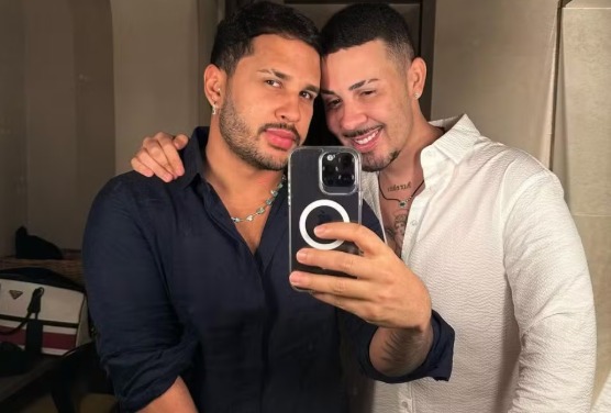 Claro! Vamos criar uma conversa estilo WhatsApp com base nas informações fornecidas. --- **Amigo 1:** Você viu a última do Lucas Guimarães? 🤔 **Amigo 2:** Não, o que aconteceu? **Amigo 1:** Ele revelou uma **recaída** com o Carlinhos Maia. **Amigo 2:** Sério? Eles tinham terminado? **Amigo 1:** Sim, mas parece que estão se entendendo de novo. **Amigo 2:** E o que ele falou sobre isso? **Amigo 1:** Ele comentou sobre a **relação** deles e como estão lidando com tudo. **Amigo 2:** Eles estão juntos de novo? **Amigo 1:** Não ficou claro se voltaram oficialmente, mas estão em bons termos. **Amigo 2:** E como o Carlinhos reagiu? **Amigo 1:** Pelo que sei, ele também está aberto a essa nova fase. **Amigo 2:** Eles sempre foram muito próximos, né? **Amigo 1:** Sim, a amizade deles é bem forte, mesmo com altos e baixos. **Amigo 2:** E o público, como reagiu a isso? **Amigo 1:** Muitos fãs ficaram felizes com a possibilidade de reconciliação. **Amigo 2:** Eles falaram mais alguma coisa sobre o futuro? **Amigo 1:** Não muitos detalhes, mas parece que estão focados no presente. **Amigo 2:** Interessante. Eles sempre foram bem transparentes. **Amigo 1:** Verdade, e isso ajuda a manter o público engajado. **Amigo 2:** Vamos ver como essa história se desenrola. 🤞 **Amigo 1:** Sim, estou curioso para ver os próximos capítulos! --- Espero que tenha gostado! Se precisar de mais alguma coisa, é só avisar.