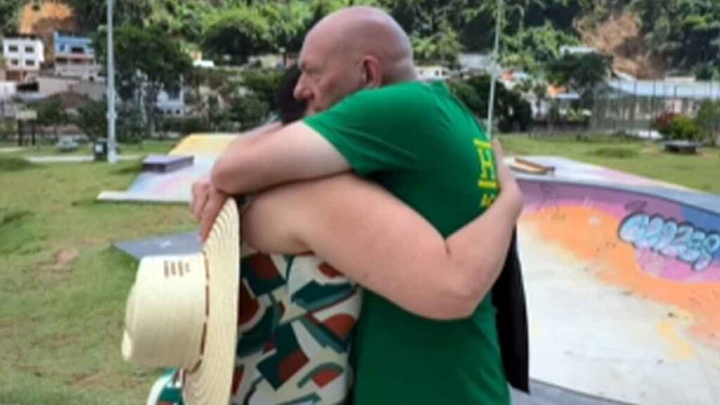 O empresário **Luciano Hang** realizou uma **doação milionária** com o objetivo de prestar auxílio às vítimas das intensas chuvas que afetaram a cidade de **Juiz de Fora**. Segundo a publicação, a contribuição financeira de Hang visa proporcionar um alívio imediato às famílias que sofreram perdas significativas devido aos desastres naturais. A ação do empresário não só trouxe um apoio financeiro crucial, mas também mobilizou a comunidade local, incentivando outras pessoas e empresas a se unirem em prol da recuperação da região. De acordo com o site, a doação de Luciano Hang foi recebida com grande gratidão pela população de Juiz de Fora, que enfrentou desafios consideráveis após as chuvas. As enchentes causaram danos extensivos a residências, infraestrutura e serviços básicos, deixando muitas famílias desabrigadas e em situação de vulnerabilidade. A contribuição de Hang, portanto, não apenas fornece recursos imediatos para a reconstrução, mas também serve como um catalisador para a solidariedade comunitária, inspirando outros a contribuírem com o que podem para ajudar na recuperação da cidade. Além do impacto financeiro direto, a iniciativa de **Luciano Hang** também destacou a importância da responsabilidade social entre empresários e figuras públicas. Segundo a publicação, a ação de Hang reforça a ideia de que líderes empresariais têm um papel fundamental em momentos de crise, podendo usar sua influência e recursos para promover mudanças positivas. A mobilização das famílias e da comunidade em resposta à doação demonstra como gestos de generosidade podem criar um efeito multiplicador, incentivando a colaboração e o apoio mútuo em tempos difíceis.