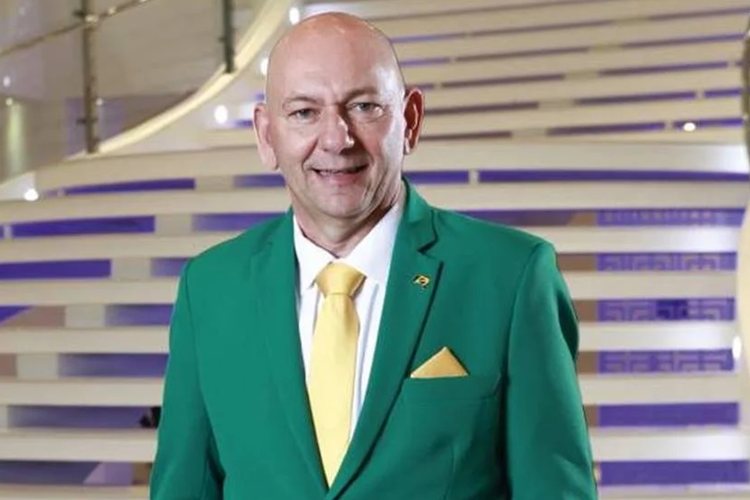 **Luciano Hang**, proprietário das lojas **Havan**, surpreendeu seus funcionários ao presenteá-los com uma viagem internacional. Segundo a publicação da **Área VIP**, essa iniciativa reforça a imagem de Hang como um empresário que valoriza e reconhece o esforço de sua equipe. A ação não apenas destaca a generosidade do empresário, mas também sua estratégia de motivação e retenção de talentos dentro da empresa. Ao proporcionar essa experiência única, Hang busca fortalecer o vínculo entre a empresa e seus colaboradores, promovendo um ambiente de trabalho mais engajado e produtivo. A Havan, sob a liderança de Luciano Hang, tem se destacado no cenário nacional não apenas pelo seu crescimento e expansão, mas também pelas práticas de gestão de pessoas. Segundo o site, a empresa tem investido continuamente em ações que visam o bem-estar e a satisfação de seus funcionários. A viagem internacional é um exemplo claro desse compromisso, oferecendo aos colaboradores uma oportunidade de lazer e enriquecimento cultural. Essa prática pode ser vista como um diferencial competitivo, uma vez que colaboradores satisfeitos tendem a ser mais produtivos e leais à empresa. Além disso, a iniciativa de Hang pode ser interpretada como uma forma de reforçar a cultura organizacional da Havan, que valoriza o reconhecimento e a recompensa pelo desempenho. Segundo a publicação, ao investir em experiências que vão além do ambiente de trabalho, a empresa não apenas melhora a moral dos funcionários, mas também atrai novos talentos que buscam um ambiente de trabalho que valorize o desenvolvimento pessoal e profissional. Dessa forma, Luciano Hang continua a se destacar no Brasil, não apenas como um empresário de sucesso, mas também como um líder que entende a importância de investir em seu capital humano.