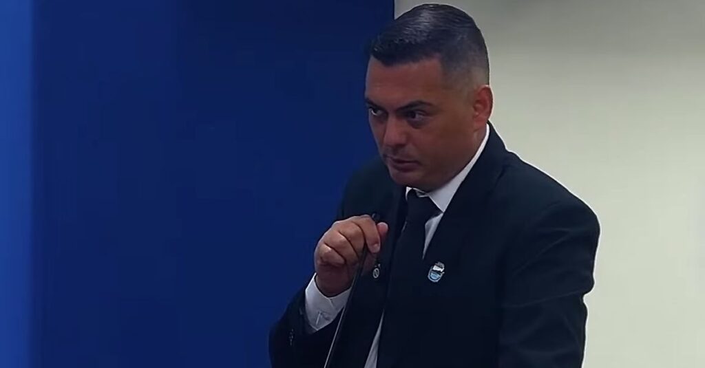 Durante uma sessão na Câmara Municipal de Peruíbe, uma declaração feita por um vereador gerou polêmica e foi considerada preconceituosa. O vereador comparou alguns bairros da cidade com regiões do **Nordeste**, descrevendo-os como "lugares feios". Segundo a publicação do Congresso em Foco, essa fala provocou reações imediatas e críticas por parte de outros membros da Câmara e da população, que consideraram a comparação desrespeitosa e estigmatizante. A declaração destacou a necessidade de um debate mais amplo sobre preconceito e discriminação regional no Brasil. A repercussão da fala do vereador não se limitou apenas ao âmbito local. Segundo o site, a declaração foi amplamente divulgada nas redes sociais, gerando indignação entre internautas de diversas partes do país. Muitos usuários destacaram que o comentário reforça estereótipos negativos sobre o **Nordeste**, uma região rica em cultura e diversidade. Além disso, a fala foi vista como uma tentativa de desvalorizar áreas de Peruíbe que enfrentam desafios socioeconômicos, desviando o foco das responsabilidades do poder público em promover melhorias urbanas e sociais nesses locais. Em resposta à controvérsia, o vereador tentou justificar sua declaração, afirmando que sua intenção era chamar a atenção para a necessidade de investimentos em infraestrutura nos bairros mencionados. No entanto, segundo a publicação, suas explicações não foram suficientes para acalmar os ânimos. A situação evidenciou a importância de um discurso político mais cuidadoso e respeitoso, que não perpetue preconceitos e que promova a inclusão e valorização de todas as regiões do país. O episódio também ressaltou a responsabilidade dos representantes públicos em utilizar sua plataforma para fomentar um diálogo construtivo e respeitoso entre diferentes comunidades.