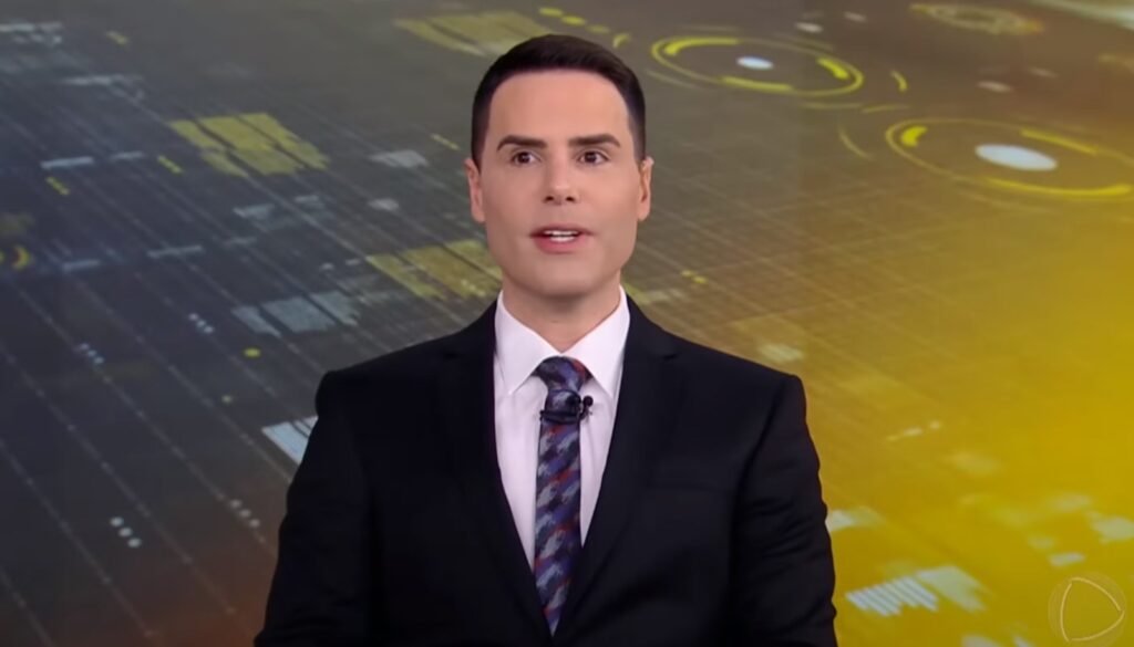 **Luiz Bacci deixa o SBT depois de impasse sobre novos projetos** O que levou Luiz Bacci a deixar o SBT? Segundo a publicação da Revista Oeste, o apresentador **Luiz Bacci** encerrou seu contrato com o SBT após um impasse sobre novos projetos. Após deixar o departamento de jornalismo no início de 2026, Bacci discutiu com a emissora a possibilidade de novos projetos na área de entretenimento, mas não chegaram a um acordo. O vínculo foi encerrado de forma amigável, mantendo uma boa relação com o canal e deixando portas abertas para um possível retorno. Qual foi a trajetória de Luiz Bacci no SBT? Bacci estava no SBT desde maio de 2025, quando assinou para comandar um telejornal no horário do almoço. Durante sua passagem, a audiência na Grande São Paulo oscilava entre dois e três pontos. Esta não foi a primeira vez que Bacci trabalhou no SBT. Entre 2007 e 2009, ele atuou como repórter do “SBT Brasil” e apresentou atrações como o “Fantasia” e o telejornal regional “SBT Rio”. Qual é a experiência de Luiz Bacci em outras emissoras? Revelado pela extinta Rede Manchete, Bacci também teve passagem pela TV Globo, por meio de uma afiliada no interior paulista. Seu período de maior destaque ocorreu na **Record TV**, onde trabalhou em duas passagens entre 2009 e 2025, comandando programas como “Balanço Geral” e “Cidade Alerta”. Ele também integrou a programação da Band entre 2014 e 2015. Luiz Bacci ainda aparece no SBT? Apesar de ter deixado o SBT, Bacci ainda aparece de forma pontual no programa “Alô Você”, principalmente em ações publicitárias previamente comercializadas. Houve alguma polêmica recente envolvendo Luiz Bacci? Em janeiro, Bacci publicou nas redes sociais vídeos com críticas ao Banco Central do Brasil, além de defender o Banco Master e questionar decisões que levaram à liquidação da instituição ligada ao empresário Daniel Vorcaro. Segundo a publicação, o apresentador não comentou o assunto. Este episódio ocorre em meio a relatos de que comunicadores teriam sido procurados por agências para produzir conteúdo crítico ao Banco Central, levantando suspeitas sobre uma possível campanha coordenada contra a autarquia. No entanto, não há confirmação de que esse contexto tenha relação direta com o encerramento do contrato de Bacci com o SBT. Como Luiz Bacci é visto no mercado televisivo? Luiz Bacci é reconhecido por sua habilidade em comandar programas de jornalismo e entretenimento, sendo um nome de destaque na televisão brasileira. Sua experiência em diversas emissoras e sua capacidade de manter boas relações profissionais são aspectos que contribuem para sua reputação no mercado. Quais são as perspectivas futuras para Luiz Bacci? Com as portas abertas no SBT e uma carreira consolidada, Luiz Bacci pode explorar novas oportunidades em outras emissoras ou até mesmo em projetos independentes. Sua experiência e versatilidade são trunfos que podem ser aproveitados em diferentes formatos televisivos. Em resumo, a saída de Luiz Bacci do SBT ocorreu de forma amigável após um impasse sobre novos projetos. Com uma carreira marcada por passagens em diversas emissoras e programas de destaque, Bacci continua sendo uma figura relevante no cenário televisivo brasileiro, com potencial para novos desafios e oportunidades no futuro.