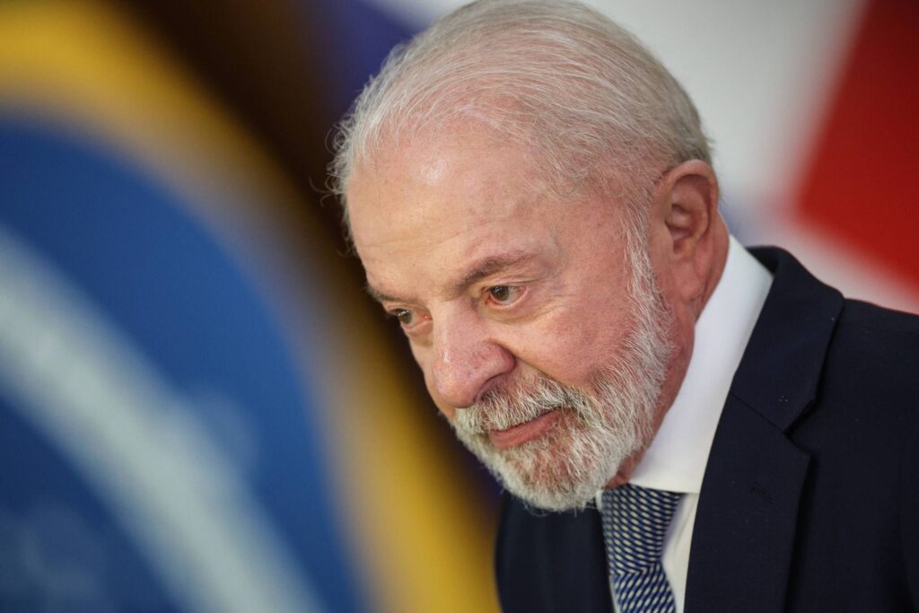 O presidente **Luiz Inácio Lula da Silva** assinará nesta terça-feira (17) decretos que regulamentam o **ECA Digital** (Estatuto Digital da Criança e do Adolescente), estabelecendo diretrizes para conteúdos proibidos a crianças e adolescentes na internet. O evento ocorrerá no **Palácio do Planalto**, às 11h, conforme informado pela publicação. Esta iniciativa visa proteger o público infantojuvenil de conteúdos inadequados e potencialmente prejudiciais, reforçando a segurança digital e promovendo um ambiente online mais seguro para os jovens. Segundo a publicação, o **ECA Digital** é uma extensão do Estatuto da Criança e do Adolescente, adaptada para o contexto digital, que busca enfrentar os desafios impostos pela crescente presença de crianças e adolescentes na internet. A regulamentação proposta por Lula pretende definir com clareza quais tipos de conteúdos são considerados impróprios, além de estabelecer mecanismos para a fiscalização e punição de infrações. Esta medida é parte de um esforço mais amplo do governo para atualizar as políticas de proteção à infância e adolescência, alinhando-as com as novas realidades tecnológicas. Além disso, a assinatura dos decretos representa um passo significativo na implementação de políticas públicas voltadas para a segurança digital. A regulamentação do **ECA Digital** é vista como uma resposta necessária às preocupações crescentes sobre a exposição de jovens a conteúdos nocivos na internet. De acordo com a fonte, a expectativa é que essas novas regras incentivem plataformas digitais a adotarem medidas mais rigorosas de controle e monitoramento de conteúdo, garantindo que o ambiente online seja um espaço seguro e educativo para crianças e adolescentes.