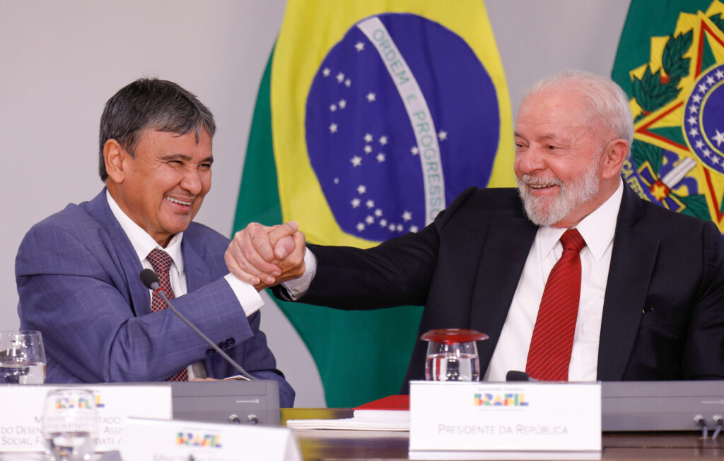 O presidente **Lula** decidiu integrar **Wellington Dias** ao seu time de ministros durante a campanha de reeleição. **Wellington Dias**, que já atua como coordenador político, deverá acumular essa função com a chefia do **Desenvolvimento Social**. Essa estratégia de acumulação de funções não é inédita, já que outros nomes, como **Boulos** e **Sidônio**, também desempenham múltiplas responsabilidades dentro da campanha. Segundo a publicação do **Poder360**, essa decisão reflete a confiança de Lula em Dias para fortalecer a articulação política e social durante o período eleitoral. A escolha de **Wellington Dias** para essa dupla função é estratégica, considerando sua experiência política e capacidade de articulação. Como coordenador político, Dias já desempenha um papel crucial na campanha, facilitando diálogos e alianças que são essenciais para a reeleição. Ao assumir também a chefia do **Desenvolvimento Social**, ele poderá alinhar as políticas sociais com as diretrizes da campanha, garantindo que as propostas de governo estejam em sintonia com as necessidades da população. Segundo o site, essa acumulação de funções visa otimizar recursos e centralizar decisões importantes em figuras de confiança. Além de **Wellington Dias**, outros nomes como **Boulos** e **Sidônio** também acumulam funções dentro da campanha, o que demonstra uma tendência de concentração de responsabilidades em figuras-chave. Essa abordagem permite uma maior coesão nas estratégias de campanha e uma resposta mais ágil às demandas políticas e sociais. Segundo a publicação, essa estrutura organizacional é vista como uma forma de fortalecer a campanha de Lula, garantindo que as ações sejam coordenadas de maneira eficiente e eficaz. A presença de líderes experientes em múltiplas frentes pode ser um diferencial importante para o sucesso da reeleição.