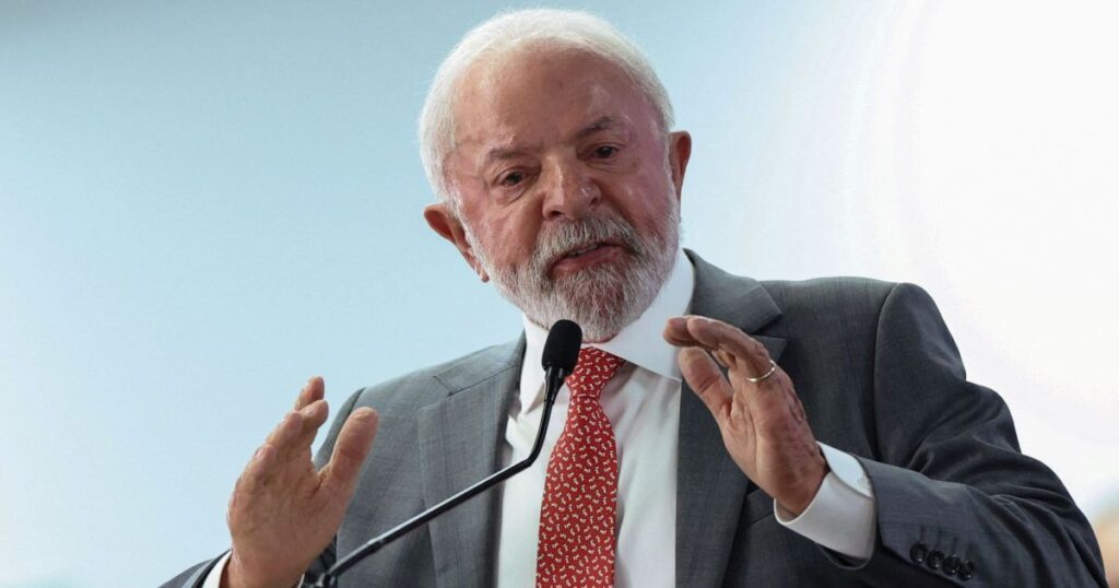 O presidente Luiz Inácio **Lula** da Silva está em **Campo Grande** para participar da **COP15**, um evento de grande importância que reúne líderes mundiais com o objetivo de discutir e implementar soluções para a proteção das **espécies migratórias de animais silvestres**. Este encontro é crucial para a formulação de estratégias globais que visam a conservação da biodiversidade, especialmente em um momento em que o impacto das atividades humanas sobre o meio ambiente é cada vez mais evidente. Segundo a publicação da **CNN Brasil**, a presença de Lula reforça o compromisso do Brasil com a agenda ambiental e a busca por soluções sustentáveis. Durante a **COP15**, os debates se concentram em encontrar maneiras eficazes de proteger as espécies migratórias, que enfrentam ameaças significativas devido à perda de habitat, mudanças climáticas e atividades humanas. Segundo o site, a cúpula busca promover a cooperação internacional, essencial para a criação de corredores ecológicos que permitam a migração segura dos animais. Além disso, a reunião destaca a importância de políticas públicas que integrem a conservação da biodiversidade com o desenvolvimento econômico, garantindo que as futuras gerações possam desfrutar de um planeta saudável e equilibrado. A participação de líderes mundiais na **COP15** em Campo Grande é um passo significativo para a implementação de acordos internacionais que visam a proteção das espécies migratórias. Segundo a publicação, o evento também serve como uma plataforma para o Brasil mostrar suas iniciativas de conservação e reafirmar seu papel como um dos países mais biodiversos do mundo. A cúpula é uma oportunidade para fortalecer parcerias globais e compartilhar conhecimentos e experiências que possam contribuir para a proteção efetiva da fauna silvestre em escala global.