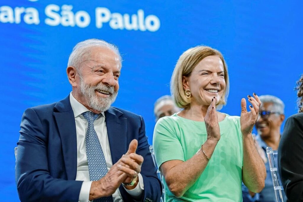 O presidente **Lula** destacou a presença de "bandidos" como responsáveis pela recente **alta nos combustíveis** no Brasil. Segundo a publicação, ele afirmou que existem pessoas que buscam "ganhar até com a miséria", aproveitando-se das circunstâncias econômicas adversas para obter lucros excessivos. Essa declaração foi feita em um contexto onde o aumento dos preços dos combustíveis tem gerado preocupação tanto para o governo quanto para a população, impactando diretamente o custo de vida e a inflação no país. Em um esforço para mitigar os efeitos negativos dessa situação, **Lula** solicitou a colaboração dos **governadores**. Segundo o site, ele pediu que os líderes estaduais ajudem a evitar que a guerra e suas consequências econômicas agravem ainda mais a situação dos alimentos. A preocupação do presidente é que o aumento dos combustíveis acabe por elevar também os preços dos produtos alimentícios, tornando a vida mais difícil para os brasileiros, especialmente para aqueles em situação de vulnerabilidade. A declaração de **Lula** reflete uma tentativa de mobilizar esforços conjuntos entre o governo federal e os estados para enfrentar os desafios econômicos atuais. Segundo a publicação, a intenção é buscar soluções que possam aliviar o impacto da alta dos combustíveis e garantir que a população não sofra ainda mais com o aumento dos preços dos alimentos. Essa abordagem colaborativa é vista como essencial para enfrentar as dificuldades impostas pelo cenário global e proteger os interesses dos cidadãos.