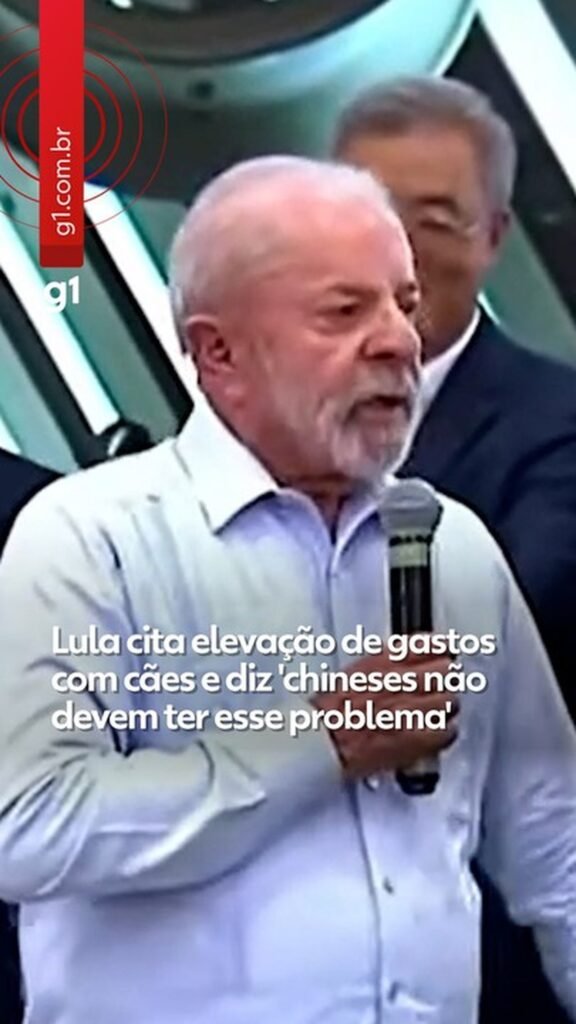 **Por que os gastos com cães estão aumentando no Brasil?** Durante um evento em Anápolis (GO), o presidente Luiz Inácio Lula da Silva destacou o crescente aumento dos **gastos com cachorros** no Brasil. Segundo a publicação, as famílias brasileiras estão investindo cada vez mais em cuidados com seus **pets**, incluindo **clínicas veterinárias**, **tratamento dentário** e **banhos semanais**. Essa tendência reflete uma mudança cultural, onde os animais de estimação são vistos como membros da família, exigindo cuidados especiais e atenção. **Os chineses enfrentam o mesmo problema de gastos com pets?** Lula, ao se dirigir a Zhu Huarong, representante de uma fábrica chinesa de automóveis, mencionou que os chineses não devem ter "esse problema" de gastos com pets. Isso se deve, em parte, a tradições culturais distintas. Em algumas regiões da China, há uma prática controversa de consumo de carne de cachorro, especialmente em determinados períodos do ano. No entanto, essa prática tem enfrentado oposição crescente da própria população chinesa, e em algumas localidades, tem sido desestimulada. **Como o aumento dos gastos com pets impacta as finanças das famílias brasileiras?** O presidente Lula destacou que os gastos com cachorros podem ser um "sequestro do nosso salário", uma vez que os custos com cuidados veterinários, alimentação especial e higiene dos pets podem somar valores significativos ao final do mês. Essa realidade reflete o aumento do consumo das famílias brasileiras, que estão dispostas a investir mais no bem-estar de seus animais de estimação. **Quais medidas o governo brasileiro está tomando para proteger a economia das famílias?** Além de abordar os gastos com pets, Lula mencionou que o governo está tomando medidas para mitigar os impactos econômicos da guerra no Irã sobre os brasileiros. Segundo a publicação, uma das iniciativas é a isenção de tributos federais sobre o diesel e a cobertura de parte dos preços para evitar a elevação do valor do combustível. Apesar dessas medidas, o presidente alertou sobre práticas abusivas em postos de combustíveis, onde alguns aumentam os preços da gasolina e do etanol injustificadamente. **Qual é a relação entre Brasil e China no contexto atual?** Durante o evento, Lula afirmou que a China é o "melhor parceiro" do Brasil, mesmo em um momento de tensões nas relações bilaterais entre Brasil e Estados Unidos. Essa declaração destaca a importância da China como um parceiro político-econômico estratégico para o Brasil, em um cenário global onde os Estados Unidos veem a China como um adversário. **Como o governo está lidando com práticas abusivas no mercado de combustíveis?** Lula enfatizou que a Polícia Federal e os Procons estão atuando para identificar e punir aqueles que se aproveitam da situação para aumentar os preços dos combustíveis injustamente. O objetivo é minimizar o sofrimento das pessoas e proteger os consumidores e caminhoneiros de práticas abusivas que impactam diretamente o custo de vida. **Conclusão** O discurso de Lula em Anápolis trouxe à tona questões importantes sobre os **gastos com pets** no Brasil e as medidas do governo para proteger a economia das famílias. Ao mesmo tempo, destacou a complexidade das relações internacionais e a importância de parcerias estratégicas, como a com a China. Essas discussões refletem desafios contemporâneos que exigem atenção tanto do governo quanto da sociedade.