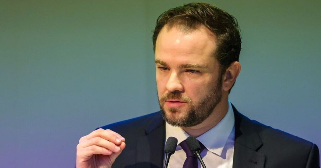 **Lula confirma Dario Durigan como ministro da Fazenda**, uma decisão que reforça a continuidade da atual gestão econômica do país. **Dario Durigan**, que atuava como Secretário-Executivo da Fazenda, possui uma relação de longa data com o atual ministro Fernando Haddad. Essa proximidade sugere que as políticas econômicas implementadas por Haddad continuarão a ser uma prioridade sob a liderança de Durigan. Segundo a publicação do Congresso em Foco, a escolha de Durigan é vista como uma forma de garantir estabilidade e consistência nas diretrizes econômicas, o que pode ser crucial para o cenário econômico brasileiro. A nomeação de Durigan é significativa, pois ele traz consigo uma vasta experiência e um entendimento profundo das operações internas do Ministério da Fazenda. Sua trajetória profissional, marcada por uma colaboração estreita com Haddad, indica que ele está bem posicionado para dar continuidade aos projetos e reformas já iniciados. Segundo o site Congresso em Foco, essa continuidade é essencial para manter a confiança dos mercados e investidores, além de assegurar que as políticas fiscais e monetárias sigam uma linha coerente e previsível. A expectativa é que Durigan mantenha o foco em medidas que promovam o crescimento econômico sustentável e a inclusão social. Além disso, a confirmação de Durigan como ministro da Fazenda pode ter implicações significativas para o futuro econômico do Brasil. A continuidade da gestão de Haddad, agora sob a liderança de Durigan, pode significar a manutenção de políticas que busquem equilibrar o desenvolvimento econômico com a responsabilidade fiscal. Segundo a publicação, essa abordagem é vista como crucial para enfrentar desafios econômicos, como a inflação e o desemprego, enquanto se busca promover um ambiente de negócios mais favorável. A nomeação de Durigan, portanto, não apenas reforça a confiança na atual administração, mas também sinaliza um compromisso com a estabilidade e o progresso econômico do país.