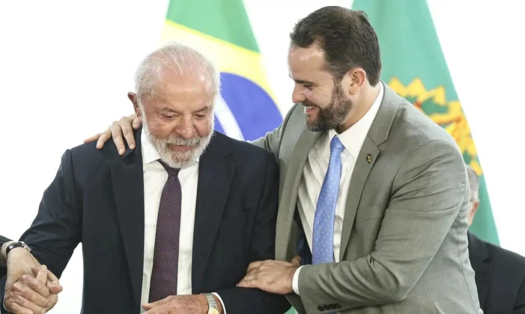 O presidente **Lula** anunciou **Dario Durigan** como o novo **ministro da Fazenda**, sucedendo Fernando Haddad. A confirmação ocorreu durante um evento em São Paulo, nesta quinta-feira, 19 de março. Segundo a publicação do Metrópoles, a escolha de Durigan reflete a confiança do presidente em sua capacidade de conduzir a política econômica do país em um momento desafiador. A nomeação marca uma nova fase para o Ministério da Fazenda, com expectativas de continuidade e inovação nas políticas econômicas. Dario Durigan, que assume o cargo, traz consigo uma vasta experiência em gestão pública e economia. Segundo o site Metrópoles, ele é conhecido por seu perfil técnico e por sua habilidade em articular políticas econômicas eficazes. A transição de liderança no Ministério da Fazenda ocorre em um contexto de desafios econômicos globais, onde a estabilidade e o crescimento econômico são prioridades. A escolha de Durigan é vista como uma tentativa de fortalecer a confiança do mercado e assegurar a implementação de políticas que promovam o desenvolvimento sustentável. A nomeação de Durigan também sinaliza a intenção do governo de manter um diálogo aberto com diversos setores da economia. Segundo a publicação, espera-se que o novo ministro da Fazenda trabalhe em estreita colaboração com outras áreas do governo para implementar reformas necessárias e promover o crescimento econômico. A expectativa é que Durigan traga uma abordagem equilibrada, combinando rigor fiscal com políticas que incentivem o investimento e a inclusão social. Com sua experiência e visão estratégica, Dario Durigan está bem posicionado para enfrentar os desafios econômicos do Brasil e contribuir para um futuro mais próspero.