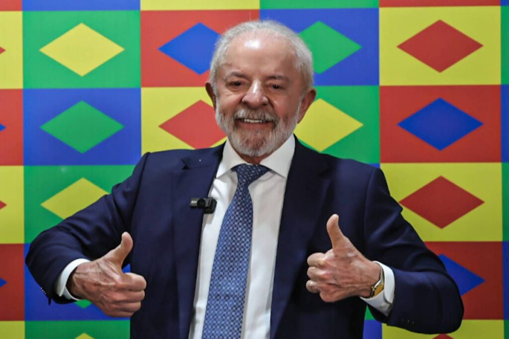 O presidente **Luiz Inácio Lula da Silva** confirmou sua presença em um **jantar de arrecadação** do Partido dos Trabalhadores (**PT**), agendado para o dia 6 de abril, em Brasília. Este evento é uma iniciativa do partido para angariar fundos e fortalecer suas atividades políticas e sociais. A confirmação da presença de Lula, uma figura central no cenário político brasileiro, destaca a importância do evento para o PT. Segundo a publicação, a participação do presidente é vista como um incentivo significativo para a mobilização de apoiadores e simpatizantes do partido. O jantar de arrecadação do PT é uma estratégia comum entre partidos políticos para garantir recursos financeiros que sustentem suas operações e campanhas. Segundo o site da Folha, eventos como este são fundamentais para o PT, especialmente em um ano de desafios políticos e econômicos. A presença de Lula, que possui uma base de apoio expressiva, pode potencialmente aumentar a adesão e o sucesso do evento. Além de arrecadar fundos, o jantar serve como uma plataforma para discutir estratégias políticas e reforçar o compromisso do partido com suas metas e valores. A escolha de Brasília como local para o jantar não é por acaso. A capital federal é o centro das decisões políticas do país, e realizar o evento ali reforça a relevância do PT no cenário nacional. Segundo a publicação, a expectativa é que o jantar reúna não apenas membros do partido, mas também empresários, líderes comunitários e outras figuras influentes que compartilham dos ideais do PT. A confirmação da presença de Lula é um indicativo de que o partido está empenhado em consolidar sua posição e preparar-se para os desafios futuros, utilizando o evento como uma oportunidade de fortalecer laços e expandir sua rede de apoio.