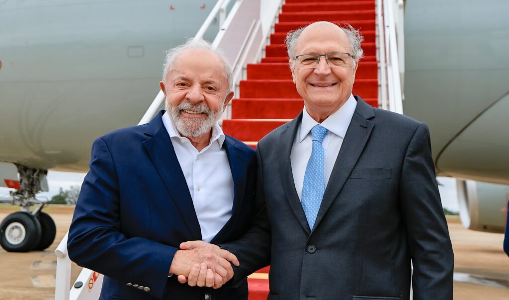 **Lula Confirma Alckmin como Candidato a Vice: O Que Isso Significa para a Política Brasileira?** No cenário político brasileiro, as alianças e escolhas de candidatos são frequentemente temas de grande interesse e especulação. Recentemente, uma notícia chamou a atenção: **Luiz Inácio Lula da Silva**, atual presidente do Brasil, confirmou que **Geraldo Alckmin** será novamente seu candidato a vice-presidente nas eleições de outubro deste ano. Mas o que essa decisão representa para o futuro político do país? **Quem é Geraldo Alckmin e por que ele foi escolhido novamente?** Geraldo Alckmin é uma figura conhecida na política brasileira, tendo ocupado diversos cargos importantes ao longo de sua carreira. Segundo a publicação, Alckmin deixará o comando do **Ministério de Desenvolvimento, Indústria, Comércio e Serviços** para se juntar à chapa de Lula. Essa escolha pode ser vista como uma estratégia para fortalecer a candidatura de Lula, trazendo um nome com experiência e reconhecimento nacional. **Qual é o impacto dessa decisão no governo atual?** Com Alckmin saindo do ministério, haverá uma reorganização no governo. **Miriam Belchior** assumirá o comando da **Casa Civil**, substituindo **Rui Costa**, que deixará o cargo para disputar uma vaga de senador pela Bahia. Essas mudanças indicam uma preparação do governo para as próximas eleições, ajustando suas peças-chave para garantir uma transição suave e eficaz. **O que isso significa para a política brasileira?** Lula, ao falar sobre a situação política do país, destacou que o Brasil vive um momento desafiador. Ele enfatizou que os ministros que deixarão seus cargos para disputar as eleições têm a responsabilidade de contribuir para a melhoria desse cenário. Essa declaração sugere que o governo está ciente dos desafios políticos e sociais que enfrenta e está tomando medidas para abordá-los. **Como essa decisão afeta as eleições de outubro?** A confirmação de Alckmin como vice na chapa de Lula pode ter várias implicações para as eleições. Primeiramente, reforça a aliança entre diferentes setores políticos, potencialmente ampliando a base de apoio de Lula. Além disso, a presença de Alckmin pode atrair eleitores que valorizam estabilidade e experiência política. **Quais são as expectativas para o futuro?** Com as eleições se aproximando, as expectativas são de que o cenário político continue a evoluir. As mudanças no governo e as escolhas de candidatos são indicativos de uma estratégia mais ampla para enfrentar os desafios políticos e sociais do país. A ampliação gradual do período de afastamento, começando com dez dias nos dois primeiros anos de vigência da lei, é um exemplo de como o governo está se preparando para essas transições. **Conclusão** A confirmação de Geraldo Alckmin como candidato a vice-presidente na chapa de Lula é um desenvolvimento significativo na política brasileira. Essa decisão não apenas reflete as estratégias eleitorais do governo, mas também destaca a importância de alianças políticas em tempos de desafios. À medida que o Brasil se prepara para as eleições de outubro, as movimentações políticas e as mudanças no governo serão cruciais para definir o futuro do país. Segundo a publicação, essas ações são parte de um esforço contínuo para melhorar o cenário político e social do Brasil.