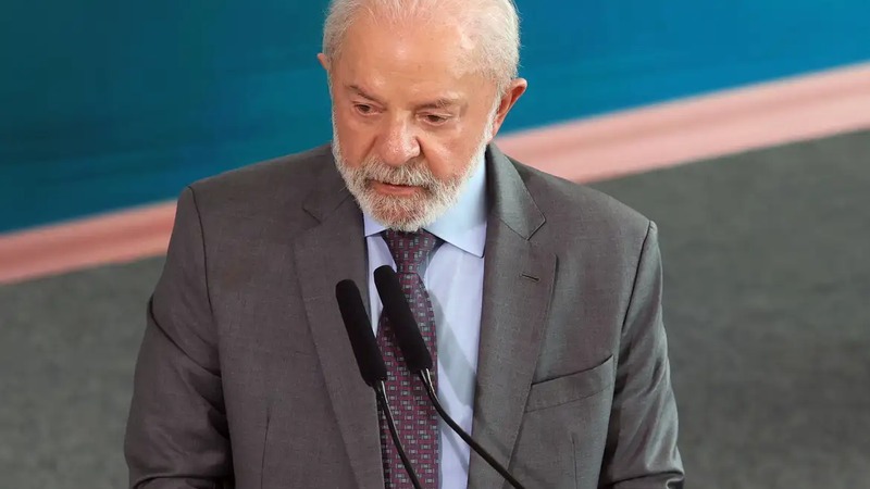 O presidente **Luiz Inácio Lula da Silva** expressou sua preocupação com o uso da força militar por parte de nações ricas para invadir outros países. Essa crítica reflete uma posição histórica do Brasil em defesa da soberania nacional e da resolução pacífica de conflitos internacionais. Lula enfatiza que o uso da força não deve ser a primeira opção nas relações internacionais, destacando a importância do diálogo e da diplomacia como ferramentas essenciais para a construção de um mundo mais justo e pacífico. A crítica de **Lula** se insere em um contexto global onde as tensões geopolíticas têm aumentado, com várias nações poderosas recorrendo a intervenções militares para alcançar seus objetivos estratégicos. Essa prática, segundo Lula, não apenas desrespeita a soberania dos países afetados, mas também gera instabilidade e sofrimento humano, além de consequências econômicas e sociais devastadoras. O presidente brasileiro argumenta que o uso da força por nações ricas muitas vezes está ligado a interesses econômicos e políticos, que não levam em consideração o bem-estar das populações locais. Ele defende que as nações mais poderosas do mundo têm a responsabilidade de promover a paz e a cooperação internacional, em vez de recorrer à violência e à coerção. **Lula** também destaca a importância de fortalecer as instituições internacionais, como a **Organização das Nações Unidas (ONU)**, para garantir que as disputas entre países sejam resolvidas de maneira justa e equitativa. Ele acredita que a ONU deve desempenhar um papel central na mediação de conflitos e na promoção do desenvolvimento sustentável, evitando que interesses unilaterais prevaleçam sobre o bem comum. Além disso, o presidente brasileiro ressalta a necessidade de um sistema internacional mais equilibrado, onde todas as nações, independentemente de seu poder econômico ou militar, tenham voz e influência nas decisões globais. Para Lula, a construção de um mundo multipolar, onde o poder esteja mais distribuído, é essencial para evitar a dominação de poucos sobre muitos. A posição de **Lula** reflete uma tradição diplomática do Brasil, que historicamente tem se posicionado contra intervenções militares e a favor do respeito à soberania dos povos. Essa postura é vista como um pilar da política externa brasileira, que busca promover a paz, a cooperação e o desenvolvimento sustentável em nível global. Em suma, a crítica de **Lula** ao uso da força por nações ricas para invadir outros países é um chamado à reflexão sobre as práticas atuais nas relações internacionais. Ele defende um mundo onde o diálogo e a diplomacia prevaleçam sobre a violência, e onde as nações trabalhem juntas para enfrentar os desafios globais de forma pacífica e colaborativa.