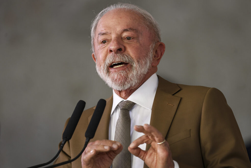 O presidente **Lula** atribuiu a recente alta no preço do **diesel** no Brasil a ações internacionais, especificamente aos "tiros" do ex-presidente dos Estados Unidos, **Donald Trump**, no Irã. Segundo a publicação, Lula argumenta que essas ações desestabilizam o mercado global de petróleo, impactando diretamente os custos do combustível no Brasil. Ele destaca que, em meio a essa situação, "quem ganha" é a **Rússia**, que se beneficia das tensões geopolíticas para aumentar sua influência no mercado energético. Essa análise sugere que eventos internacionais têm um efeito cascata que chega até o consumidor brasileiro, elevando os preços de produtos essenciais como o diesel. No contexto das declarações de Lula, ele critica duramente aqueles que, segundo ele, são "pessoas que não prestam" e que se aproveitam da "desgraça" para lucrar. Essa afirmação, conforme relatado pela fonte, aponta para uma crítica mais ampla sobre como conflitos internacionais e decisões políticas podem ser manipulados para beneficiar certos atores no mercado global. A alta no preço do diesel é um reflexo direto dessas dinâmicas, onde a especulação e a instabilidade geopolítica criam um ambiente propício para o aumento dos preços, afetando diretamente economias dependentes de importação de combustíveis, como a brasileira. Além disso, a declaração de Lula traz à tona a complexidade das relações internacionais e como elas afetam a economia interna de um país. Ao mencionar que a Rússia é a principal beneficiária, ele sugere que o país pode estar usando a situação a seu favor, aumentando sua participação no mercado de energia. Essa perspectiva ressalta a importância de políticas internas que possam mitigar os efeitos de flutuações externas, garantindo maior estabilidade econômica. Assim, as palavras de Lula não apenas apontam culpados, mas também servem como um alerta para a necessidade de estratégias que protejam a economia brasileira de influências externas adversas.