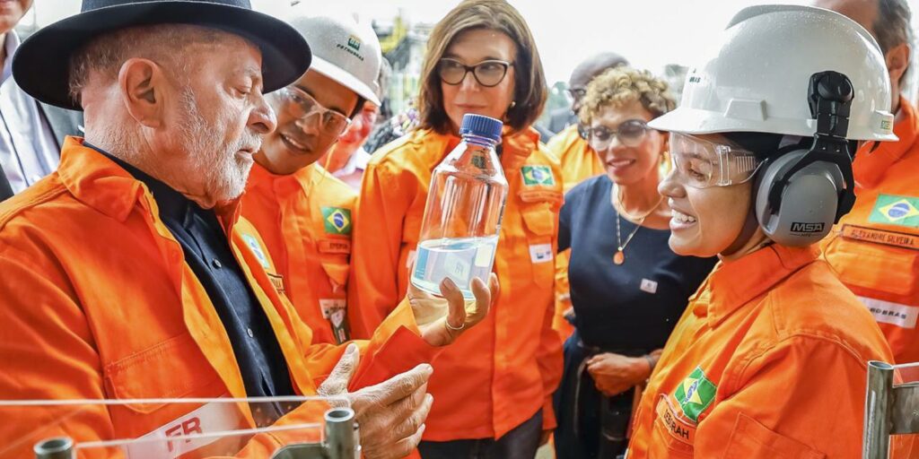 O presidente **Lula** propôs a criação de uma **reserva estratégica de combustíveis** no Brasil, destacando a importância de garantir a segurança energética do país. Atualmente, o Brasil não possui reservas estratégicas de petróleo, mas mantém estoques operacionais de combustíveis. Esses estoques são fundamentais para assegurar que não haja desabastecimento nos postos de gasolina, especialmente durante o intervalo entre a chegada de um navio importado e o processamento do petróleo em uma refinaria. Segundo a publicação da Agência Brasil, a proposta visa fortalecer a infraestrutura energética nacional e proteger o país de eventuais crises no mercado internacional de petróleo. A criação de uma **reserva estratégica** é uma medida que pode trazer diversos benefícios para o Brasil. Segundo especialistas, essa reserva funcionaria como um "colchão de segurança", permitindo ao país enfrentar flutuações nos preços internacionais do petróleo e eventuais interrupções no fornecimento. Além disso, a reserva estratégica poderia ajudar a estabilizar os preços dos combustíveis no mercado interno, oferecendo uma margem de manobra para o governo em momentos de crise. A proposta de Lula reflete uma preocupação com a segurança energética e a necessidade de preparar o Brasil para cenários adversos no futuro. O debate sobre a criação de reservas estratégicas de combustíveis também levanta questões sobre a capacidade de armazenamento e a logística necessária para implementar essa medida. Segundo o site da Agência Brasil, a implementação de uma reserva estratégica exigiria investimentos significativos em infraestrutura, incluindo a construção de tanques de armazenamento e a modernização das instalações existentes. Além disso, seria necessário estabelecer uma política clara de gestão desses estoques, garantindo que eles sejam utilizados de forma eficiente e transparente. A proposta de Lula destaca a importância de planejar e investir no setor energético para assegurar o desenvolvimento sustentável e a segurança do Brasil a longo prazo.