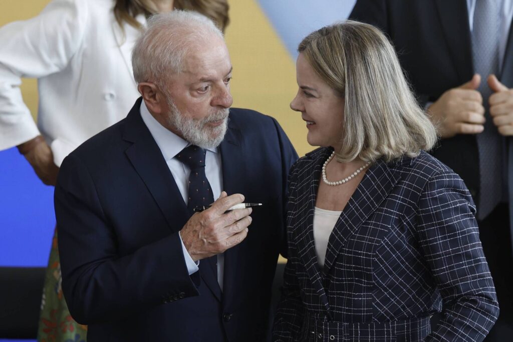 O presidente **Luiz Inácio Lula da Silva** decidiu não nomear **Olavo Noleto** como ministro das Relações Institucionais, cargo que seria responsável por articular o diálogo entre o governo e o Congresso. Essa decisão foi tomada após líderes do Congresso expressarem preocupações em relação à escolha de Noleto. O presidente agora busca um **articulador experiente** para substituir **Gleisi Hoffmann**, que atualmente ocupa a posição. Por que Lula desistiu de nomear Olavo Noleto? A escolha de Olavo Noleto para o cargo de ministro das Relações Institucionais gerou ressalvas entre líderes do Congresso. Esses líderes, que desempenham um papel crucial na aprovação de projetos e medidas do governo, expressaram preocupações sobre a capacidade de Noleto em desempenhar a função de forma eficaz. A articulação política é uma área sensível e requer habilidades específicas para garantir que as propostas do governo sejam bem recebidas e aprovadas pelo Legislativo. Qual é a importância do ministro das Relações Institucionais? O ministro das Relações Institucionais tem a responsabilidade de garantir uma comunicação eficaz entre o Executivo e o Legislativo. Esse papel é vital para a implementação das políticas do governo, pois envolve a negociação de apoio para projetos de lei e outras iniciativas. Um articulador experiente pode facilitar o diálogo, resolver conflitos e assegurar que as prioridades do governo sejam atendidas. Quem é Olavo Noleto? Olavo Noleto é o secretário-executivo do **Conselho de Desenvolvimento Econômico Social Sustentável**, conhecido como **Conselhão**. Ele tem experiência em funções administrativas e políticas, mas sua indicação para o cargo de ministro das Relações Institucionais foi vista com ceticismo por alguns líderes do Congresso, que questionaram sua capacidade de articular de forma eficaz com o Legislativo. Por que a escolha de um articulador experiente é crucial para o governo Lula? A escolha de um articulador experiente é essencial para o governo Lula, pois a relação entre o Executivo e o Legislativo é fundamental para a governabilidade. Um articulador com experiência pode navegar pelas complexidades políticas, construir alianças e garantir que as propostas do governo avancem no Congresso. Isso é especialmente importante em um cenário político onde o governo precisa de apoio para implementar suas políticas e programas. O que acontece agora que Lula desistiu de nomear Noleto? Com a desistência de nomear Olavo Noleto, o presidente Lula está em busca de um novo nome para assumir o cargo de ministro das Relações Institucionais. Esse novo nome deverá ter a confiança do Congresso e a habilidade de articular de forma eficaz, garantindo que as prioridades do governo sejam atendidas. A escolha desse articulador será um passo importante para fortalecer a relação entre o Executivo e o Legislativo. Quais são os desafios enfrentados pelo novo articulador? O novo articulador enfrentará o desafio de construir e manter uma relação sólida com o Congresso, garantindo que as propostas do governo sejam bem recebidas e aprovadas. Além disso, deverá lidar com as demandas e expectativas dos parlamentares, negociando acordos que beneficiem tanto o governo quanto os interesses dos legisladores. A habilidade de mediar conflitos e encontrar soluções consensuais será crucial para o sucesso nessa função. Em resumo, a decisão de Lula de buscar um articulador experiente para o cargo de ministro das Relações Institucionais reflete a importância de uma articulação política eficaz para a implementação das políticas do governo. A escolha de um nome que tenha a confiança do Congresso e a habilidade de navegar pelas complexidades políticas será fundamental para o sucesso do governo Lula.