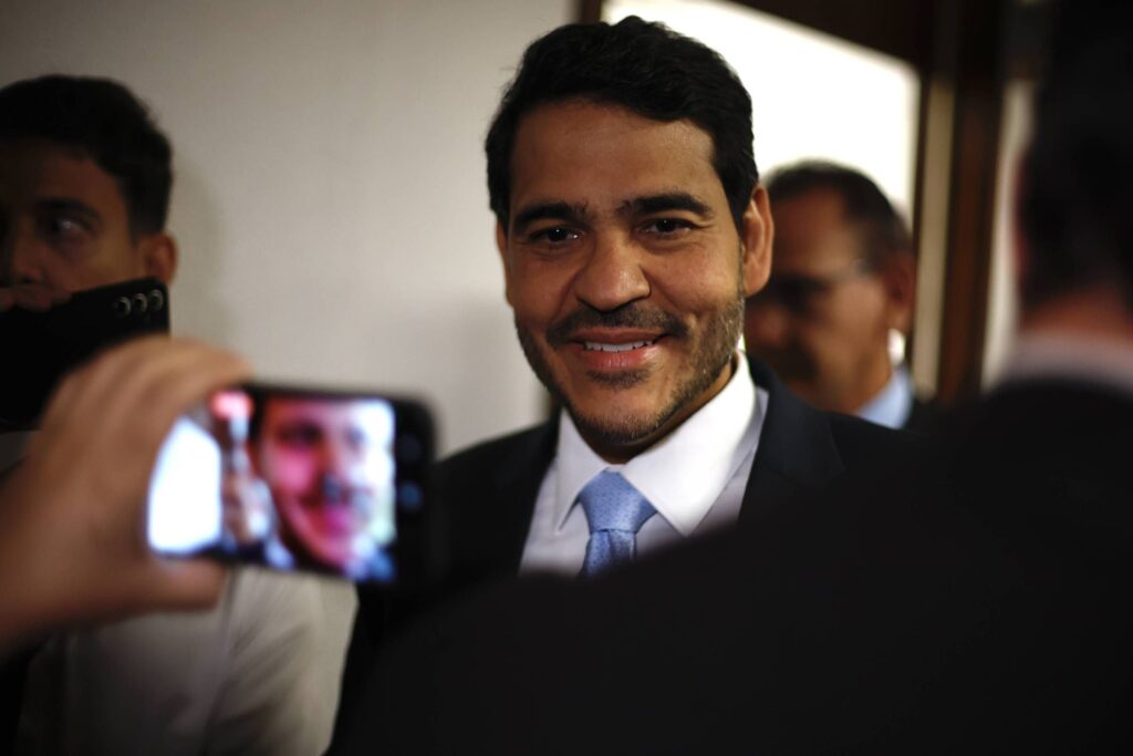 O presidente **Lula** decidiu enviar ao **Senado** a indicação de **Jorge Messias** para o **Supremo Tribunal Federal (STF)**, mesmo diante da possibilidade de rejeição por parte do presidente do Senado, **Davi Alcolumbre**. Essa decisão ocorre quatro meses após o anúncio do escolhido, e Lula já comunicou a pessoas próximas sobre sua intenção de formalizar a indicação nesta semana. Antes de enviar a documentação, Lula pretende dialogar novamente com Alcolumbre, buscando talvez um consenso ou entendimento sobre a escolha. Mas quem é **Jorge Messias** e por que sua indicação ao STF é significativa? Messias é o atual **advogado-geral da União**, uma posição de destaque no cenário jurídico brasileiro. Sua nomeação para o STF representa uma continuidade da influência do governo no judiciário, uma vez que o STF é um dos órgãos mais importantes do país, responsável por decisões que afetam diretamente a vida política e social do Brasil. Por que **Davi Alcolumbre** poderia rejeitar a indicação de Messias? Alcolumbre, que pertence ao partido **União Brasil**, pode ter razões políticas ou pessoais para não apoiar a escolha de Lula. O processo de indicação ao STF envolve não apenas a avaliação das qualificações do indicado, mas também considerações políticas, já que o Senado tem o poder de aprovar ou rejeitar a nomeação. A relação entre o Executivo e o Legislativo é complexa e, muitas vezes, marcada por negociações e acordos. Quais são os próximos passos após o envio da indicação ao Senado? Após o envio da mensagem de Lula, o indicado passa por uma sabatina na **Comissão de Constituição e Justiça (CCJ)** do Senado, onde os senadores avaliam suas qualificações e postura. Se aprovado na CCJ, o nome segue para votação no plenário do Senado, onde precisa de maioria absoluta para ser confirmado como ministro do STF. Qual é a importância do STF no Brasil? O STF é a mais alta corte do país, responsável por interpretar a **Constituição Federal** e garantir sua aplicação. Suas decisões têm impacto direto em questões como direitos fundamentais, políticas públicas e equilíbrio entre os poderes. A escolha de um novo ministro é, portanto, um evento de grande relevância, pois pode influenciar o rumo das decisões judiciais por muitos anos. Como a indicação de Messias pode afetar o cenário político? A nomeação de um novo ministro do STF pode alterar o equilíbrio de forças dentro da corte, influenciando decisões futuras em temas sensíveis. Além disso, a relação entre o Executivo e o Legislativo pode ser testada durante o processo de aprovação, revelando alianças e tensões políticas. Em resumo, a decisão de Lula de enviar o nome de Jorge Messias ao Senado, mesmo sob o risco de rejeição, destaca a importância estratégica das nomeações ao STF e a complexidade das relações políticas no Brasil. O desfecho desse processo será observado de perto, não apenas por seu impacto imediato, mas também pelas implicações a longo prazo para o governo e o sistema judiciário brasileiro.