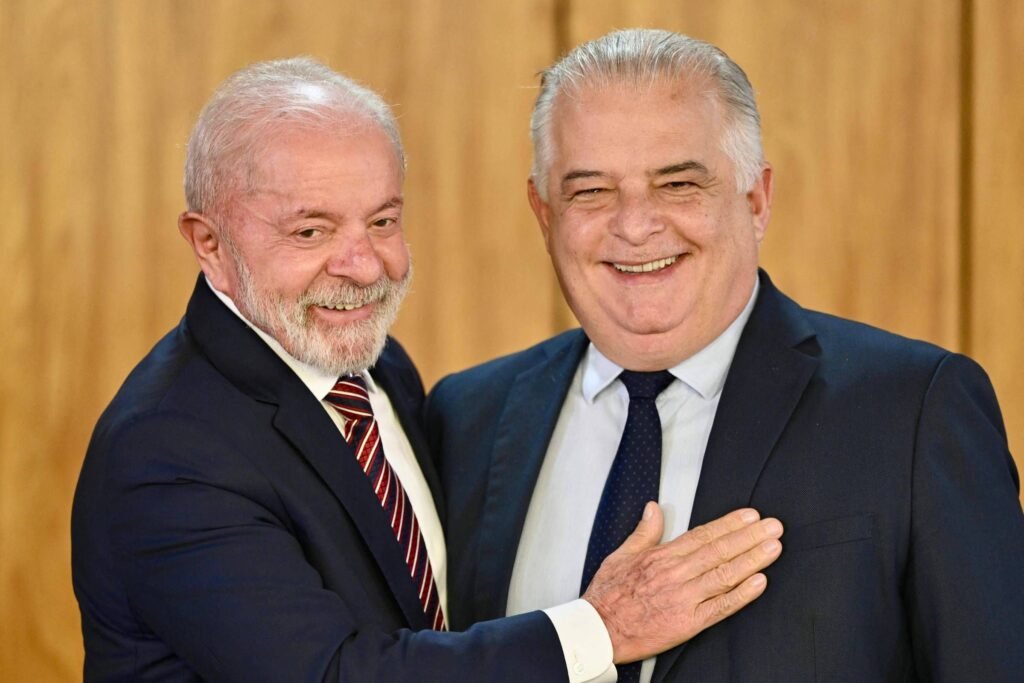 **Lula deve oferecer Ministério da Indústria a Márcio França para tirá-lo da eleição e consolidar palanque em SP** O presidente **Luiz Inácio Lula da Silva** (PT) está considerando uma estratégia política significativa para fortalecer sua posição em São Paulo. Segundo a publicação da Folha, Lula planeja oferecer o **Ministério do Desenvolvimento, Indústria, Comércio e Serviços** a **Márcio França** (PSB), atualmente ministro do Empreendedorismo. Essa movimentação visa retirar França da corrida eleitoral deste ano e consolidar o apoio em torno da candidatura de **Fernando Haddad** (PT) ao governo de São Paulo. Por que Lula quer oferecer um ministério a Márcio França? A ideia é que, ao promover França a um ministério mais relevante, Lula estaria oferecendo uma espécie de "prêmio de consolação". França tinha intenções de concorrer ao Senado por São Paulo e também considerava disputar o governo estadual, acreditando que sua candidatura poderia levar a disputa para um segundo turno. No entanto, ao aceitar o ministério, França permaneceria no governo, fortalecendo a base de apoio de Lula. Qual é a importância de São Paulo para Lula e o PT? São Paulo é o estado com o maior eleitorado do Brasil, tornando-se crucial para qualquer campanha presidencial. Lula e seu entorno acreditam que a reeleição só será possível se o PT conseguir, pelo menos, repetir o desempenho de 2022, quando **Tarcísio de Freitas** (Republicanos) venceu Haddad com 55% dos votos contra 45%. Apesar da derrota, esse foi o melhor resultado do PT no estado. Como Márcio França poderia impactar a eleição em São Paulo? Aliados de França argumentam que sua candidatura seria vital para aumentar as críticas ao atual governador, Tarcísio de Freitas, que busca a reeleição. França é visto como alguém com perfil de enfrentamento, ao contrário de Haddad, **Marina Silva** (Rede) e **Simone Tebet** (PSB), que devem disputar ao lado do PT. Além disso, integrantes do PSB veem em França um potencial candidato a deputado federal, o que poderia fortalecer a chapa do partido em São Paulo. Qual é o papel de Geraldo Alckmin nessa estratégia? Atualmente, o Ministério do Desenvolvimento, Indústria, Comércio e Serviços é comandado pelo vice-presidente **Geraldo Alckmin** (PSB). No entanto, Alckmin precisará se desincompatibilizar para concorrer nas próximas eleições. Lula gostaria de ver Alckmin como candidato ao Senado por São Paulo, embora o vice-presidente prefira manter sua posição atual. Alckmin, assim como outros nomes mencionados, não possui um perfil de embate político, o que torna a presença de França ainda mais estratégica. Quais são os próximos passos para Márcio França? França deverá se reunir com Lula na próxima semana para discutir seu futuro político. A proposta de assumir um ministério já chegou aos ouvidos do ministro, mas ele não tomará uma decisão sem antes conversar com o presidente. Políticos próximos a França acreditam que ele pode aceitar a troca se Lula garantir mais protagonismo em um eventual novo mandato. Qual é o cenário eleitoral atual em São Paulo? A candidatura de Haddad ao governo paulista tem como principal objetivo dar volume à campanha de Lula no estado. Uma das preocupações é a possibilidade de Tarcísio vencer no primeiro turno, o que poderia enfraquecer a campanha presidencial de Lula contra o senador **Flávio Bolsonaro** (PL-RJ). Pesquisas de intenção de voto mostram Lula e Flávio Bolsonaro tecnicamente empatados, aumentando a importância de uma estratégia bem-sucedida em São Paulo. Em resumo, a oferta de um ministério a Márcio França é parte de uma estratégia mais ampla de Lula para consolidar seu palanque em São Paulo e garantir um desempenho eleitoral forte no estado mais populoso do Brasil. A decisão de França poderá ter implicações significativas para o cenário político local e nacional.