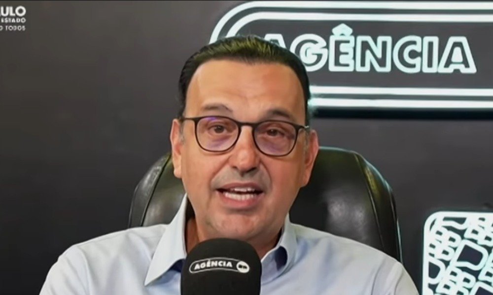 Por que a filiação de Felício Ramuth ao MDB é significativa? A filiação de Ramuth ao MDB, com apoio de Tarcísio, afeta a dinâmica política em São Paulo e nacionalmente. Isso pode influenciar alianças e a sucessão estadual, além de impactar a relação do MDB com Lula. Como a mudança de partido de Ramuth impacta Lula? A mudança de Ramuth para o MDB reduz as chances de Lula conseguir apoio do partido. O MDB deve adotar uma posição de neutralidade, dificultando alianças nacionais com o presidente. Qual o papel de Tarcísio na filiação de Ramuth ao MDB? Tarcísio de Freitas teve participação direta na filiação de Ramuth ao MDB. Ele busca fortalecer sua gestão e controlar a sucessão estadual, trazendo o partido para mais perto do governo. Por que Tarcísio quer manter controle sobre a sucessão? Tarcísio deseja escolher um vice de confiança para garantir continuidade de seu projeto político. Isso evita negociações futuras com partidos que possam ter interesses divergentes. Qual a estratégia de Kassab em relação à vice-governadoria? Kassab queria ocupar a vaga de vice para se viabilizar como sucessor estadual. Ele acredita que, sendo vice de um governador em segundo mandato, aumentaria suas chances de chegar ao governo. Como a filiação de Ramuth afeta o PSD? A filiação de Ramuth ao MDB cria um impasse com Kassab, que desejava a vaga de vice. Isso pode enfraquecer a posição do PSD na chapa majoritária e impactar a relação entre Kassab e Tarcísio. Por que Ramuth decidiu mudar de partido? Ramuth afirma que a política é dinâmica e exige clareza de rumo. Ele decidiu seguir um novo caminho alinhado ao projeto de Tarcísio, buscando viabilizar sua continuidade na chapa. Qual o impacto simbólico da chegada de Ramuth ao MDB? A chegada de Ramuth ao MDB tem peso simbólico, pois reforça a intenção de Tarcísio de manter controle sobre a escolha do vice. Isso enterra as chances de uma aliança do partido com Lula. Como a eleição municipal influenciou essa decisão? Na eleição municipal, Tarcísio se aproximou de lideranças do MDB, como o prefeito Ricardo Nunes. Sua atuação foi decisiva para a vitória de Nunes, fortalecendo laços com o partido. Quais são as opções para a vaga de vice-governador? Além de Ramuth, o PL tenta emplacar André do Prado, presidente da Alesp, na vaga de vice. A escolha será crucial para a sucessão estadual e a continuidade do projeto de Tarcísio. Por que a decisão sobre o vice ainda não está definida? Embora Tarcísio sinalize a tendência de manter Ramuth como vice, a decisão final ainda não foi tomada. A confirmação deve ocorrer mais perto do calendário eleitoral, permitindo ajustes estratégicos. Como a filiação de Ramuth ao MDB afeta a política nacional? A filiação pode influenciar alianças nacionais, especialmente com o MDB adotando neutralidade. Isso impacta a estratégia de Lula e a configuração política para as próximas eleições.