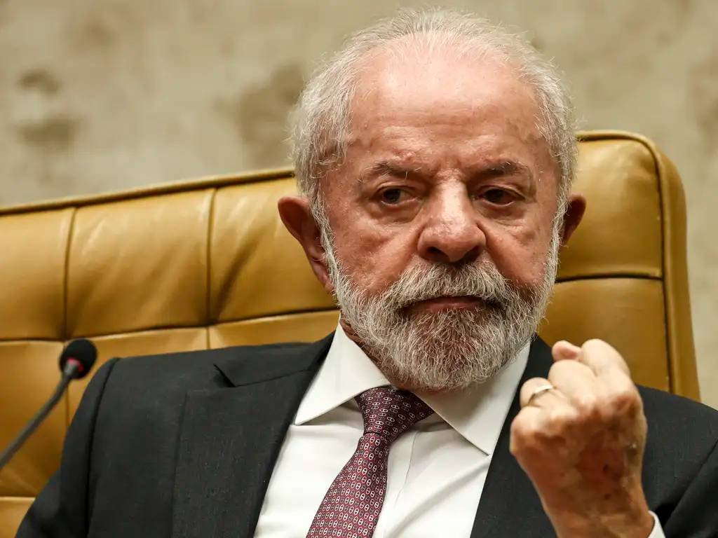 **Lula e a Comparação com o Opala: Uma Análise do Discurso Político** No cenário político brasileiro, as trocas de farpas entre líderes são comuns e frequentemente ganham destaque na mídia. Um exemplo recente envolve o presidente Luiz Inácio **Lula da Silva** e o senador **Flávio Bolsonaro**. Segundo a publicação, Flávio comparou Lula a um "Chevrolet Opala velho", uma metáfora que gerou uma resposta bem-humorada do presidente. Mas o que essa comparação realmente significa e qual é o seu impacto no discurso político? **Por que Flávio Bolsonaro comparou Lula a um Opala?** Em uma entrevista à rádio Fan FM, Flávio Bolsonaro descreveu Lula como um "Opala velho", afirmando que, em algum momento, o carro já foi bonito e de luxo, mas agora seria retrógrado e ultrapassado. Essa metáfora foi usada para criticar a idade e as ideias do presidente, sugerindo que ele não teria mais a capacidade de liderar o país de forma eficaz. **Como Lula respondeu à comparação?** Durante um evento da caravana federativa no Rio de Janeiro, Lula respondeu à crítica de forma irônica. Ele mencionou que já teve um **Opala 94 turbinado** e que, se Flávio conhecesse, não teria feito tal comparação. Lula aproveitou a oportunidade para alfinetar o ex-presidente Jair Bolsonaro, pai de Flávio, dizendo que ele "está no desmanche", uma referência ao fato de Bolsonaro estar preso e hospitalizado. **Qual é o contexto por trás das declarações de Lula?** Lula, atualmente com 80 anos, frequentemente compartilha vídeos de suas atividades físicas, mostrando disposição e saúde. Em seu discurso, ele rebateu críticas sobre sua capacidade física, incentivando as pessoas a se cuidarem e se exercitarem. Além disso, Lula criticou a gestão dos hospitais federais no Rio de Janeiro pela família Bolsonaro, acusando-os de falta de cuidado e respeito. **Qual é o impacto dessas trocas de farpas no cenário político?** Essas trocas de farpas são comuns na política e servem para mobilizar as bases de apoio de cada lado. A comparação com o Opala, um carro que já foi símbolo de status, mas que hoje é visto como ultrapassado, pode ser vista como uma tentativa de desqualificar a liderança de Lula. No entanto, a resposta bem-humorada do presidente pode fortalecer sua imagem de resiliência e capacidade de lidar com críticas. **O que podemos aprender com essa situação?** A política é frequentemente marcada por metáforas e comparações que visam simplificar questões complexas. A comparação de Lula com um Opala e sua resposta criativa mostram como líderes utilizam a linguagem para comunicar mensagens e influenciar a opinião pública. Além disso, destaca a importância de estar preparado para responder a críticas de forma estratégica. **Conclusão** A comparação de Lula com um Opala por Flávio Bolsonaro e a resposta do presidente são exemplos de como a retórica política pode ser usada para criticar e defender lideranças. Essas interações não apenas refletem as tensões políticas atuais, mas também oferecem insights sobre as estratégias de comunicação utilizadas por líderes para engajar e mobilizar seus apoiadores. Em última análise, a habilidade de responder a críticas de forma eficaz pode ser crucial para manter a relevância e a influência no cenário político.