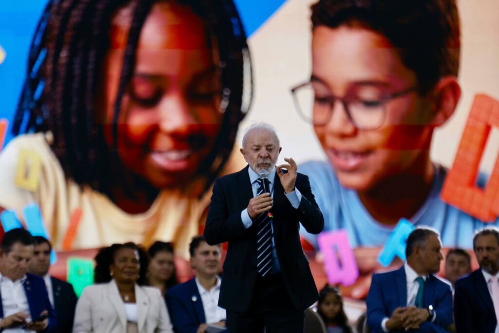 A **inadimplência no Fies** não deve ser encarada como um crime, afirmou o presidente **Lula**. Ele destacou que há uma visão distorcida sobre o tema, enfatizando que o custo para o governo é relativamente baixo. Atualmente, 60% dos beneficiários do **Fundo de Financiamento Estudantil (Fies)** estão em atraso com seus pagamentos, com uma dívida média de **R$ 46 mil** por aluno. O **Fies** é um programa do governo brasileiro que oferece financiamento para estudantes cursarem o ensino superior em instituições privadas. O objetivo é ampliar o acesso à educação superior, permitindo que estudantes de baixa renda possam concluir seus estudos sem a preocupação imediata com o pagamento das mensalidades. No entanto, a alta taxa de inadimplência tem sido uma preocupação constante. Segundo o presidente, a inadimplência deve ser analisada sob uma perspectiva mais compreensiva, considerando as dificuldades econômicas enfrentadas pelos estudantes após a conclusão de seus cursos. Muitos deles encontram desafios para ingressar no mercado de trabalho, o que impacta diretamente sua capacidade de honrar as dívidas adquiridas durante o período de estudos. Lula argumenta que a visão de que a inadimplência é um crime é equivocada e que o governo deve buscar soluções que não penalizem os estudantes. Ele sugere que é necessário criar mecanismos que facilitem a renegociação das dívidas, oferecendo condições mais favoráveis para que os ex-alunos possam regularizar sua situação financeira. O custo do Fies para o governo é considerado baixo em comparação com os benefícios sociais e econômicos que o programa proporciona. Ao possibilitar que mais pessoas tenham acesso ao ensino superior, o Fies contribui para a formação de uma mão de obra mais qualificada, o que pode gerar impactos positivos na economia a longo prazo. Além disso, o presidente destaca a importância de se investir em políticas públicas que incentivem a empregabilidade dos recém-formados. Isso poderia incluir programas de estágio, parcerias com empresas e iniciativas que promovam o empreendedorismo entre os jovens. Com mais oportunidades de emprego, os ex-alunos teriam melhores condições de quitar suas dívidas com o Fies. A questão da inadimplência no Fies também levanta discussões sobre a necessidade de uma reforma no sistema de financiamento estudantil. Especialistas sugerem que o modelo atual precisa ser revisado para se tornar mais sustentável e eficiente, garantindo que o programa continue a beneficiar futuros estudantes sem comprometer as finanças públicas. Em resumo, a abordagem do presidente Lula sobre a inadimplência no Fies busca promover uma visão mais humanizada e pragmática do problema. Ao invés de criminalizar os estudantes inadimplentes, a proposta é buscar soluções que considerem as dificuldades enfrentadas por eles e que promovam a renegociação das dívidas de forma justa e acessível. Dessa forma, o Fies pode continuar a desempenhar seu papel crucial na democratização do acesso ao ensino superior no Brasil.