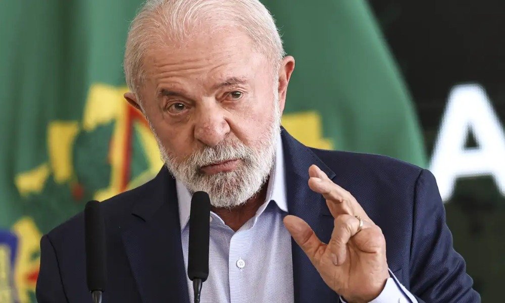 **Qual foi a declaração de Lula durante a inauguração em São Carlos?** Durante a inauguração de novas áreas no Hospital Universitário de São Carlos, no interior de São Paulo, o presidente Luiz Inácio **Lula da Silva** afirmou que, "se tiver um minuto de vida", dedicará esse tempo a impedir que "fascistas voltem a governar" o país. Essa declaração foi feita no contexto de um evento oficial, onde o presidente destacou sua preocupação com o futuro político do Brasil. **Qual foi o contexto da declaração de Lula?** A declaração de Lula ocorreu durante um evento de inauguração de alas em um hospital, onde ele também fez críticas ao governador de São Paulo, **Tarcísio de Freitas**, e ao secretário de Saúde do estado, **Eleuses Paiva**, por não comparecerem à cerimônia. Lula questionou a ausência deles, sugerindo que, por uma questão de gentileza e respeito, eles deveriam estar presentes, especialmente considerando a importância da saúde pública. **Por que Lula mencionou o céu e o inferno em seu discurso?** Lula utilizou a metáfora do céu e do inferno para enfatizar sua determinação em continuar lutando por suas causas aqui na Terra. Ele afirmou que "o céu é muito bom, mas é para os outros", indicando que prefere permanecer ativo na política e nas questões sociais, pois acredita que "uma parte do inferno está aqui na Terra". Essa declaração reflete seu compromisso em enfrentar desafios e injustiças sociais. **Como Lula criticou o uso das redes sociais?** Em seu discurso, Lula criticou a facilidade com que se pode disseminar informações falsas nas redes sociais. Ele mencionou que "é muito fácil fazer propaganda mentirosa" por meio dessas plataformas, destacando que qualquer pessoa pode "pegar o celular, botar na frente, contar uma mentira e lacrar". Essa crítica aponta para a preocupação com a desinformação e o impacto negativo que ela pode ter na sociedade. **Qual foi a reação de Lula à ausência das autoridades estaduais no evento?** Lula expressou descontentamento com a ausência do governador Tarcísio de Freitas e do secretário de Saúde Eleuses Paiva no evento de inauguração. Ele questionou a falta de presença deles, sugerindo que, como autoridades responsáveis pela saúde do estado, deveriam estar preocupados e presentes em eventos significativos como aquele. Essa crítica pode ser vista como uma tentativa de chamar a atenção para a importância da colaboração entre diferentes níveis de governo. **O que essa declaração revela sobre a postura política de Lula?** A declaração de Lula revela uma postura política combativa e comprometida com suas convicções. Ao afirmar que dedicaria seu último minuto de vida para impedir o retorno de "fascistas" ao poder, Lula demonstra sua determinação em lutar contra ideologias que considera prejudiciais ao país. Além disso, suas críticas à desinformação nas redes sociais e à ausência de autoridades estaduais refletem sua preocupação com a transparência e a responsabilidade no governo. **Como essa declaração se encaixa no cenário político atual do Brasil?** No cenário político atual do Brasil, a declaração de Lula pode ser vista como parte de um discurso mais amplo de resistência a movimentos políticos que ele considera autoritários. A menção a "fascistas" sugere uma crítica a grupos ou indivíduos que, na visão de Lula, ameaçam a democracia e os direitos sociais. Essa postura está alinhada com sua trajetória política e com as disputas ideológicas que marcam o cenário brasileiro. **Quais são as implicações dessa declaração para o futuro político de Lula?** As implicações dessa declaração para o futuro político de Lula incluem a reafirmação de seu papel como uma figura central na oposição a determinadas ideologias políticas no Brasil. Sua disposição em continuar lutando por suas causas pode mobilizar apoiadores e influenciar o debate público. Além disso, suas críticas às autoridades estaduais e ao uso das redes sociais podem intensificar discussões sobre governança e comunicação política no país.