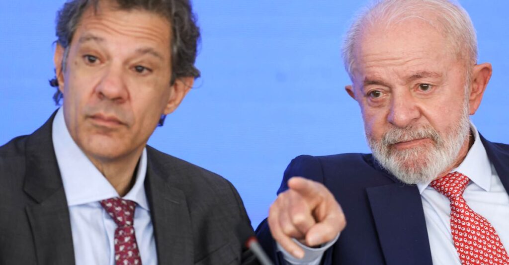 O presidente **Luiz Inácio Lula da Silva** confirmou que **Fernando Haddad** será o candidato do governo federal para a disputa ao governo de São Paulo. Essa decisão marca uma movimentação estratégica significativa, uma vez que Haddad deixará o comando do **Ministério da Fazenda** para se dedicar à campanha no maior colégio eleitoral do país. Segundo a publicação da Revista Oeste, essa escolha reflete a intenção do governo de **retomar o controle político** de São Paulo, um estado de importância crucial para as eleições presidenciais futuras. O movimento é visto como uma tentativa de consolidar uma base sólida de apoio no estado, que historicamente tem um peso decisivo nas eleições nacionais. De acordo com o portal **Poder360**, o plano do Planalto é transformar a disputa estadual em um alicerce estratégico para o embate presidencial. A escolha de Haddad, um político com forte ligação com o Partido dos Trabalhadores (PT) e experiência administrativa como ex-prefeito de São Paulo, é vista como uma tentativa de fortalecer a presença do partido no estado. A estratégia envolve não apenas a candidatura de Haddad, mas também a mobilização de recursos e apoios políticos que possam garantir uma campanha competitiva. O governo federal enxerga essa movimentação como uma oportunidade de reverter a influência que partidos de oposição têm mantido em São Paulo nas últimas décadas. Além disso, a decisão de escalar Haddad para a corrida ao governo paulista é interpretada como um movimento para unificar e energizar a base do PT no estado. Segundo a Revista Oeste, a expectativa é que Haddad consiga atrair tanto o eleitorado tradicional do partido quanto novos segmentos da população, ampliando o alcance da campanha. A escolha de um nome de peso como Haddad também visa neutralizar possíveis candidaturas de oposição que possam ameaçar o projeto político do governo federal. Assim, a candidatura de Haddad ao governo de São Paulo se torna um elemento central na estratégia do PT para fortalecer sua posição política e preparar o terreno para as próximas eleições presidenciais.