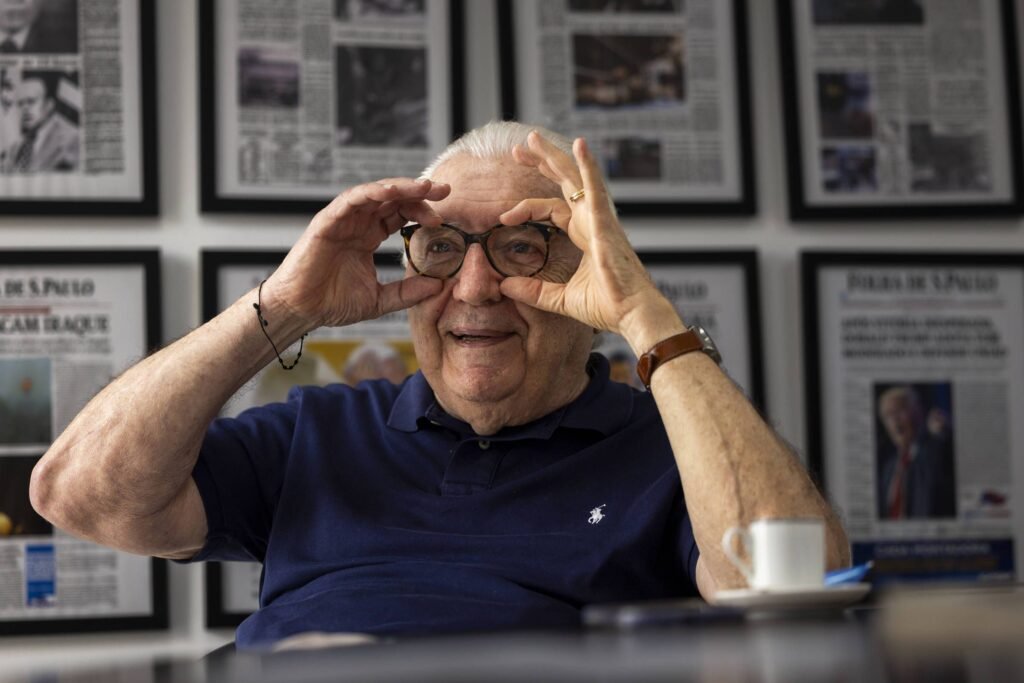 **Lula é favorito, mas máquina que ele comanda está fazendo fumaça, diz Afif** Guilherme Afif Domingos, uma figura proeminente na política brasileira, compartilha suas percepções sobre o cenário político atual. Segundo ele, **Lula** é visto como favorito nas eleições devido ao seu forte poder de manipulação das massas e por ter a "máquina na mão". No entanto, Afif alerta que essa máquina está "fazendo fumaça" devido a uma crise fiscal, o que pode impactar a trajetória política de Lula. Afif, que possui uma trajetória política diversificada, atuou como secretário de Tarcísio de Freitas, assessor de Paulo Guedes, vice-governador de Geraldo Alckmin e ministro de Dilma Rousseff. Ele é conhecido por sua defesa dos pequenos empresários e pela desburocratização, bandeiras que levanta desde que se tornou diretor da Associação Comercial de São Paulo há 50 anos. Em seu livro de memórias, "Juntos Chegaremos Lá", Afif reflete sobre sua carreira e as mudanças políticas no Brasil. O cenário político brasileiro, segundo Afif, tem uma tendência centrista. Ele acredita que o brasileiro é contra extremismos, o que abre espaço para um candidato de centro nas eleições. Afif destaca que, historicamente, o Brasil teve estruturas que sustentavam o centro, como o PSD e a UDN, mas observa que atualmente há uma radicalização política. Ele estima que cerca de 40% do eleitorado não se alinha nem à direita nem à esquerda, o que representa um espaço significativo para o centro. Afif também discute o liberalismo no Brasil, afirmando que, embora tenha sido uma ideia marginal no passado, hoje há um campo mais fértil para essas ideias. Ele menciona a criação do **Simples** e do **MEI** (Microempreendedor Individual) como exemplos de iniciativas que visam dar competitividade aos pequenos empresários, que são frequentemente prejudicados pela burocracia estatal. Em relação às eleições, Afif vê **Flávio Bolsonaro** como um candidato competitivo, destacando que ele tenta se posicionar como um moderado, diferente do pai. Afif acredita que o bolsonarismo tem um apoio fixo de cerca de 20% a 21% do eleitorado, mas Flávio precisará conquistar mais para ser bem-sucedido. Afif também reflete sobre sua própria experiência na campanha presidencial de 1989, onde, por um breve período, foi uma sensação. Ele compara essa experiência com o cenário atual, destacando que, naquela época, a comunicação era mais importante do que a máquina política. Sobre o futuro político, Afif acredita que **Tarcísio de Freitas** tem potencial para ser um forte candidato à presidência em 2030, após completar seu ciclo de projetos estruturais em São Paulo. Ele vê Tarcísio como alguém que planta "carvalhos", projetos de longo prazo, ao invés de "couve", que são iniciativas de curto prazo. Por fim, Afif comenta sobre a candidatura de **Fernando Haddad**, afirmando que ele enfrentará desafios devido à "herança maldita" do governo anterior e ao aumento de impostos, o que pode impactar negativamente seu desempenho eleitoral. Essas reflexões de Guilherme Afif Domingos oferecem uma visão abrangente do cenário político brasileiro, destacando as complexidades e desafios enfrentados pelos principais atores políticos do país.