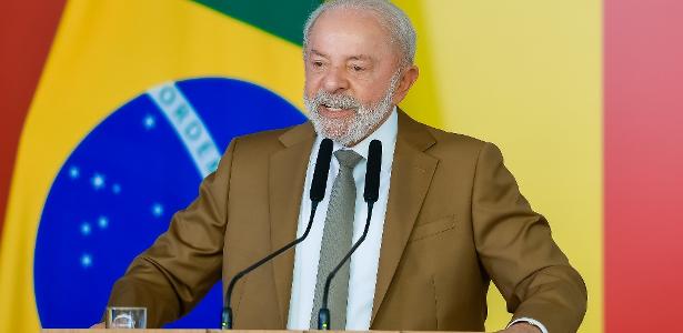 Durante um evento da **Caravana Federativa** em São Paulo, o presidente **Luiz Inácio Lula da Silva** (PT) fez críticas ao governador do estado, **Tarcísio de Freitas** (Republicanos). O encontro, que ocorreu na quinta-feira, 19 de março, reuniu diversos prefeitos e foi palco para que Lula expressasse suas preocupações em relação à recepção que os prefeitos têm recebido do governador. Segundo a publicação, Lula destacou que os prefeitos de São Paulo não são bem recebidos por Tarcísio, o que, segundo ele, dificulta a colaboração e o desenvolvimento de políticas públicas eficazes no estado. O evento da Caravana Federativa tem como objetivo promover o diálogo entre diferentes esferas do governo, buscando soluções conjuntas para os desafios enfrentados pelos municípios. Neste contexto, as críticas de Lula a Tarcísio de Freitas ganham relevância, pois apontam para uma possível falta de alinhamento entre o governo estadual e as administrações municipais. Segundo o site, Lula enfatizou a importância de uma relação harmoniosa entre os governantes para que os interesses da população sejam atendidos de forma eficiente e eficaz. A crítica sugere que a falta de acolhimento por parte do governador pode estar prejudicando essa dinâmica colaborativa. Além disso, a fala de Lula durante o evento reflete um cenário político em que as relações entre diferentes níveis de governo são fundamentais para a implementação de políticas públicas. A crítica ao governador Tarcísio de Freitas, segundo a publicação, ressalta a necessidade de um ambiente político em que o diálogo e a cooperação sejam prioridades. Essa situação evidencia a importância de eventos como a Caravana Federativa, que buscam justamente promover a integração e a troca de experiências entre líderes municipais e estaduais, visando o bem-estar da população e o desenvolvimento sustentável das cidades.