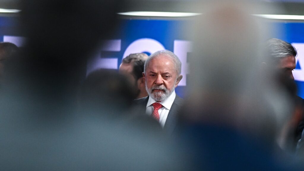 A **greve de caminhoneiros** é um tema que tem gerado grande preocupação no governo do presidente **Lula**. Segundo a publicação da Gazeta do Povo, no programa Última Análise, realizado na quarta-feira (18), especialistas discutiram o impacto potencial que uma paralisação desse tipo poderia ter sobre a administração atual. A possibilidade de uma **greve geral** dos caminhoneiros coloca o governo "nas cordas", pois poderia aumentar a rejeição ao presidente, afetando sua popularidade e a estabilidade política do país. O temor de uma greve de caminhoneiros é justificado pelo histórico de mobilizações anteriores, que tiveram efeitos significativos na economia e na logística nacional. De acordo com o site, a preocupação do governo é que uma nova paralisação possa agravar ainda mais a situação econômica, já pressionada por outros fatores. A **rejeição ao governo** poderia crescer, especialmente se a greve resultar em desabastecimento de produtos essenciais e aumento dos preços, impactando diretamente a população. A administração de Lula está atenta a esses riscos, buscando medidas para evitar que a situação chegue a esse ponto crítico. Além disso, a análise dos convidados no programa destacou que a relação entre o governo e os caminhoneiros é um fator crucial para evitar a greve. Segundo a Gazeta do Povo, é necessário que o governo estabeleça um diálogo eficaz com os representantes da categoria, abordando suas reivindicações de forma transparente e buscando soluções que atendam às suas demandas. A capacidade de negociação do governo será testada, e sua habilidade em lidar com essa situação pode determinar o nível de **rejeição** que Lula enfrentará no futuro próximo.