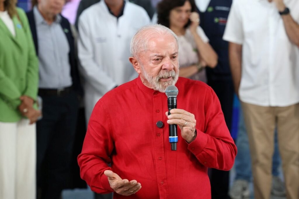 Por que Lula parabenizou a Polícia Federal? Lula celebrou os 82 anos da Polícia Federal, destacando sua importância no combate ao crime organizado e seu reconhecimento nacional e internacional. Qual a importância da Polícia Federal para o Brasil? A PF é essencial no enfrentamento às facções criminosas, sendo reconhecida por seu trabalho de inteligência e compromisso com a segurança do país. Como a Polícia Federal é vista internacionalmente? A instituição é considerada uma referência internacional no combate ao crime organizado, comparável ao FBI dos Estados Unidos. Quais são as ações da Polícia Federal que Lula destacou? Lula enfatizou o trabalho de inteligência da PF e a necessidade de ampliar suas ações para fortalecer a segurança no Brasil. Onde está localizada a sede da Polícia Federal? A sede oficial da PF está em Brasília, com unidades descentralizadas em todas as capitais e estados do Brasil. Qual o papel do Governo no fortalecimento da Polícia Federal? O Governo busca fortalecer e ampliar as ações da PF, reconhecendo a dedicação dos servidores na luta contra o crime. Por que a Polícia Federal é comparada ao FBI? Ambas são instituições de segurança nacional com foco em investigações complexas e combate ao crime organizado. Quais são os desafios enfrentados pela Polícia Federal? A PF enfrenta desafios no combate ao crime organizado e na necessidade de expandir suas operações para garantir a segurança nacional. Como a população brasileira vê a Polícia Federal? A PF é reconhecida pelos brasileiros por seu trabalho eficaz e inteligência no combate ao crime, sendo uma instituição respeitada. Quais são as expectativas futuras para a Polícia Federal? Espera-se que a PF continue ampliando suas ações e fortalecendo sua atuação para enfrentar novos desafios de segurança. Como a Polícia Federal contribui para um Brasil mais seguro? Através de investigações e operações contra o crime organizado, a PF desempenha um papel crucial na segurança pública do país. Qual a mensagem de Lula aos servidores da Polícia Federal? Lula parabenizou os servidores pela dedicação e destacou a importância de seu trabalho para a segurança do Brasil. Quais são as unidades da Polícia Federal no Brasil? Além da sede em Brasília, a PF possui unidades em todas as capitais e estados, além de delegacias e postos em várias regiões. Como a Polícia Federal se diferencia de outras forças de segurança? A PF se destaca por seu foco em investigações complexas e combate ao crime organizado, atuando em nível nacional e internacional. Qual o impacto do trabalho da Polícia Federal na sociedade? O trabalho da PF impacta diretamente na segurança da população, desmantelando facções criminosas e garantindo a ordem pública. Como a Polícia Federal se adapta aos novos desafios de segurança? A PF busca constantemente fortalecer e expandir suas ações, adaptando-se às novas ameaças e tecnologias no combate ao crime. Qual a relação entre a Polícia Federal e o Ministério da Justiça? A PF é subordinada ao Ministério da Justiça e Segurança Pública, atuando em alinhamento com as diretrizes governamentais. Como a Polícia Federal é financiada e apoiada pelo governo? O governo apoia a PF através de financiamento e políticas que visam fortalecer suas operações e ampliar sua capacidade de ação. Quais são as principais operações realizadas pela Polícia Federal? A PF realiza operações de combate ao tráfico de drogas, corrupção, crimes cibernéticos e outras atividades criminosas de grande impacto. Como a Polícia Federal colabora com outras forças de segurança? A PF colabora com outras forças de segurança em operações conjuntas, compartilhando informações e recursos para combater o crime.