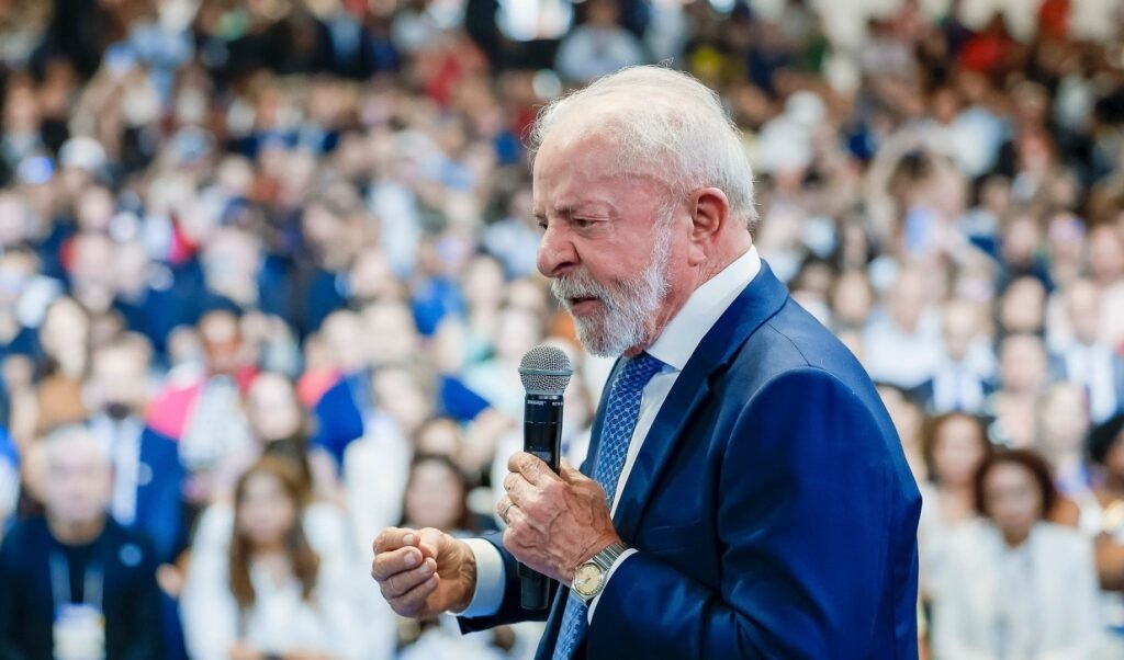 **Como o Governo Planeja Resolver o Endividamento dos Brasileiros?** O endividamento dos brasileiros tem sido uma preocupação crescente, e recentemente, o presidente **Luiz Inácio Lula da Silva** destacou a importância de encontrar soluções para esse problema. Durante uma visita à fábrica da Caoa em Anápolis, Goiás, Lula afirmou ter solicitado ao novo ministro da Fazenda, **Dario Durigan**, que busque maneiras de "facilitar" o pagamento das dívidas dos cidadãos. Mas quais são as estratégias que o governo está considerando para enfrentar essa questão? **Quais são os desafios enfrentados pelo governo?** Lula reconheceu que a tarefa de resolver o endividamento é "difícil". Segundo ele, é essencial entender por que o salário dos brasileiros não é suficiente para cobrir suas dívidas. Apesar de a economia estar em um bom momento, muitos brasileiros ainda enfrentam dificuldades financeiras. O presidente destacou que, enquanto dívidas relacionadas à aquisição de patrimônio, como casas, podem ser consideradas "boas", o endividamento excessivo em outras áreas é preocupante. **Qual é o cenário atual do endividamento no Brasil?** De acordo com a **Confederação Nacional do Comércio de Bens, Serviços e Turismo (CNC)**, no final de 2025, o percentual de famílias endividadas caiu ligeiramente, de 79,2% em novembro para 78,9% em dezembro. No entanto, essa taxa ainda representa um aumento de 2,2 pontos percentuais em comparação com dezembro de 2024, quando o indicador estava em 76,7%. Esse patamar de dezembro de 2025 foi o mais alto para o mês desde o início da série histórica. Além disso, a **Confederação Nacional de Dirigentes Lojistas (CNDL)** e o **Serviço de Proteção ao Crédito (SPC)** relataram que 73,3 milhões de brasileiros estavam com o nome negativado em janeiro de 2026, representando 43,9% da população adulta do país. Este foi o pior janeiro em termos de inadimplência desde o início da série histórica. **O que o governo pretende fazer para melhorar essa situação?** Lula enfatizou a necessidade de uma política de educação financeira, sugerindo que o governo deve promover ensinamentos sobre como administrar o salário. Ele acredita que a educação financeira pode ser uma ferramenta poderosa para ajudar os brasileiros a gerenciar melhor suas finanças e evitar o endividamento excessivo. **Qual é o papel de Dario Durigan nessa missão?** O presidente expressou confiança em **Dario Durigan**, afirmando que ele "estudou muito" e está apto a apresentar soluções para o problema do endividamento. A expectativa é que o novo ministro da Fazenda desenvolva políticas eficazes que possam aliviar a carga financeira sobre os brasileiros e promover uma economia mais saudável. **Quais são as expectativas para o futuro?** Embora o desafio seja grande, o governo está empenhado em encontrar soluções viáveis para reduzir o endividamento dos brasileiros. A combinação de políticas econômicas eficazes e educação financeira pode ser a chave para melhorar a situação financeira das famílias brasileiras. O sucesso dessas iniciativas dependerá da capacidade do governo de implementar mudanças significativas e de engajar a população em práticas financeiras mais sustentáveis. Em resumo, o governo brasileiro, sob a liderança de Lula e com a colaboração de Dario Durigan, está buscando maneiras de enfrentar o endividamento dos cidadãos. A situação atual é complexa, mas com estratégias bem planejadas, há esperança de que os brasileiros possam alcançar uma maior estabilidade financeira no futuro.