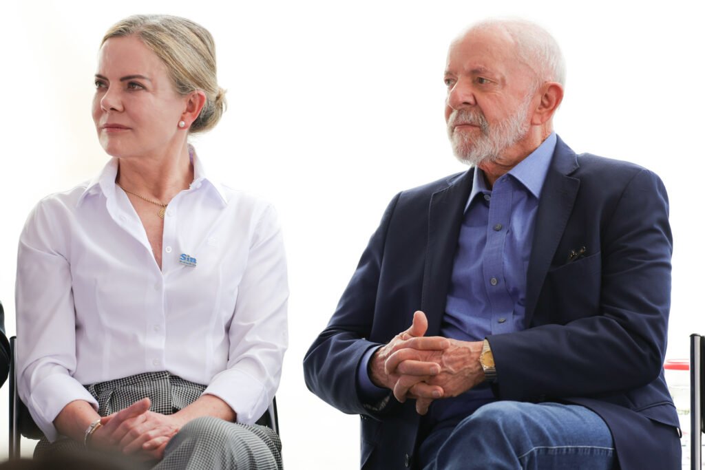 Por que Lula quer limitar os juros do crédito rotativo? O presidente Lula quer limitar os juros do crédito rotativo porque as taxas ultrapassam 400% ao ano, o que ele considera injustificável. Ele acionou o Banco Central e o Ministério da Fazenda para buscar alternativas que reduzam esses encargos. Como os juros do crédito rotativo afetam os consumidores? Os juros elevados do crédito rotativo aumentam significativamente o valor das dívidas dos consumidores, dificultando o pagamento e contribuindo para o endividamento das famílias. Qual é a taxa média atual do crédito rotativo? A taxa média do crédito rotativo, segundo dados do Banco Central de fevereiro, é de 435,9% ao ano. Essa taxa é acionada quando o portador do cartão paga menos que o valor total da fatura. O que Lula considera sobre a taxa Selic no crédito rotativo? Lula considera que a prática de aplicar encargos mensais equivalentes à taxa Selic no crédito rotativo não tem justificativa, pois onera excessivamente os consumidores. Qual é a proposta de Gleisi Hoffmann para o crédito rotativo? Gleisi Hoffmann sugere usar o tabelamento do cheque especial como referência para regular o crédito rotativo, visando limitar os juros cobrados nessa modalidade. Existe alguma lei sobre a limitação de juros? Sim, há uma lei aprovada que proíbe a cobrança de juros acima de 100% do valor original da dívida. No entanto, essa norma ainda aguarda regulamentação e não foi aplicada na prática. O que Lula disse sobre o endividamento das famílias? Lula associou o endividamento das famílias à dificuldade de perceber os efeitos positivos dos indicadores macroeconômicos, destacando a necessidade de facilitar o pagamento das dívidas. Qual é a visão de Lula sobre o consumo e o endividamento? Lula não quer que as pessoas deixem de se endividar para adquirir bens, mas busca formas de facilitar o pagamento das dívidas e promover educação financeira. Quais são as "bondades eleitorais" mencionadas? As "bondades eleitorais" são um conjunto de iniciativas do Executivo para apresentar resultados à população, incluindo a medida sobre o crédito rotativo. Por que Lula cobra respostas mais ágeis do governo? Lula cobra respostas mais ágeis porque acredita que a comunicação do governo não tem traduzido os avanços da gestão para o cotidiano das famílias. Como o governo pretende melhorar a comunicação com a população? O governo busca formas de traduzir os avanços macroeconômicos em resultados perceptíveis para as famílias, facilitando o entendimento e a aceitação das políticas. Qual é o papel do novo ministro da Fazenda, Dario Durigan, nesse contexto? Dario Durigan, novo ministro da Fazenda, foi acionado por Lula para ajudar a resolver o problema das dívidas das pessoas, buscando soluções para o crédito rotativo. Como a educação financeira pode ajudar os consumidores? A educação financeira pode ajudar os consumidores a administrar melhor seus salários, evitando o endividamento excessivo e promovendo um consumo mais consciente. Qual é a importância de regulamentar a lei de limitação de juros? Regulamentar a lei de limitação de juros é crucial para proteger os consumidores de cobranças abusivas e promover um mercado de crédito mais justo e acessível. Como o tabelamento do cheque especial pode servir de exemplo? O tabelamento do cheque especial pode servir de exemplo ao estabelecer um limite para os juros cobrados, garantindo que os consumidores não sejam explorados financeiramente.