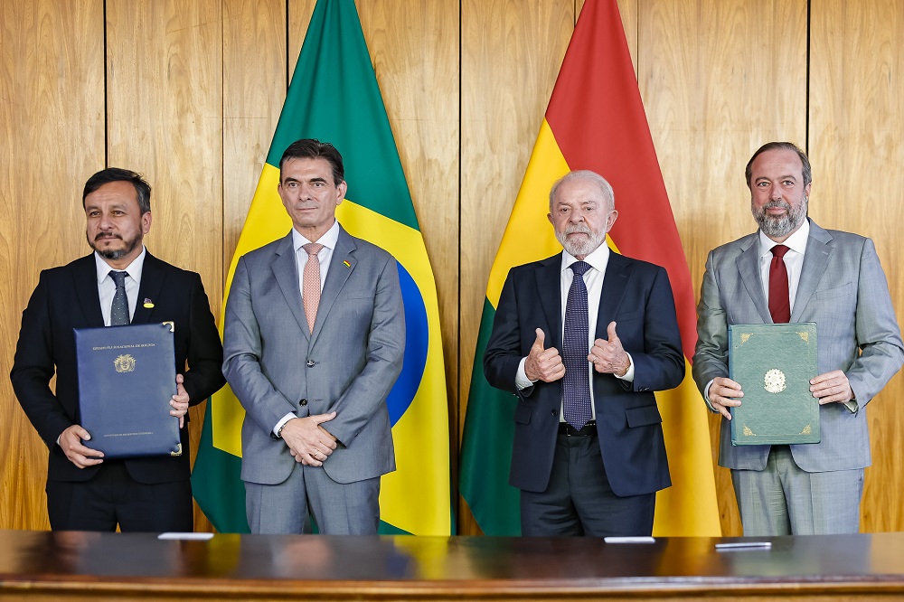 O presidente **Luiz Inácio Lula da Silva** recebeu o presidente da **Bolívia** para a assinatura de acordos destinados a combater o **crime organizado**. Segundo a publicação, o objetivo principal desses acordos é fortalecer a cooperação entre os dois países na prevenção e punição de atividades criminosas que afetam a região. Entre os crimes mencionados estão o **tráfico de drogas e de pessoas**, **contrabando**, **roubo de veículos**, **lavagem de dinheiro**, **mineração ilegal** e **crimes ambientais**. Essa iniciativa reflete a preocupação crescente com a segurança e a estabilidade na América do Sul, onde tais atividades ilícitas têm impacto significativo nas economias locais e na qualidade de vida das populações. De acordo com o site, a assinatura desses acordos representa um passo importante na luta contra o crime organizado, que frequentemente opera além das fronteiras nacionais, exigindo uma resposta coordenada e eficaz. A cooperação entre Brasil e Bolívia é vista como essencial, dado que ambos os países compartilham uma extensa fronteira, o que facilita o trânsito de atividades ilegais. A publicação destaca que a parceria entre os dois governos visa não apenas a repressão, mas também a prevenção desses crimes, através de estratégias conjuntas que incluem o compartilhamento de informações e o fortalecimento das capacidades institucionais de cada país. Além disso, a iniciativa busca abordar questões mais amplas de segurança regional, reconhecendo que o crime organizado é um problema transnacional que requer soluções colaborativas. Segundo a fonte, a assinatura desses acordos é um exemplo de como os países da América do Sul podem trabalhar juntos para enfrentar desafios comuns, promovendo a paz e a segurança na região. A expectativa é que essa cooperação resulte em uma redução significativa das atividades criminosas, beneficiando diretamente as populações locais e contribuindo para um ambiente mais seguro e estável.