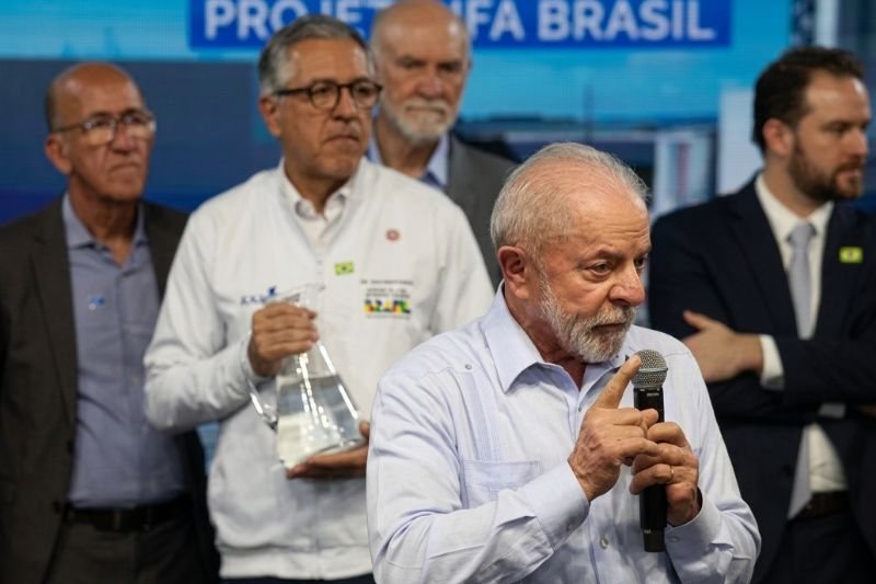 **Lula sanciona criação de 17,8 mil cargos públicos ao custo de R$ 5,3 bilhões aos pagadores de impostos** A recente sanção de uma lei pelo presidente **Lula**, que cria **17,8 mil novos cargos** na administração pública federal, tem gerado um intenso debate sobre o impacto dessa medida nas contas públicas do Brasil. Mas o que exatamente essa lei implica e quais são suas consequências para a economia do país? **Qual é o custo dessa medida para os cofres públicos?** Segundo a publicação, a criação desses novos cargos terá um custo estimado de **R$ 5,3 bilhões**. Esse valor representa um aumento significativo nas despesas permanentes do governo, o que levanta preocupações sobre a sustentabilidade fiscal do país. Em um cenário onde a dívida bruta do governo já se aproxima de **80% do PIB**, a ampliação de gastos pode agravar ainda mais o desequilíbrio das contas públicas. **Qual é o objetivo declarado da criação desses cargos?** O governo justifica a medida como parte de uma "reestruturação" da administração pública, com a concessão de gratificações. No entanto, críticos apontam que muitos desses cargos podem ser destinados a acomodar aliados políticos, militantes e apadrinhados, em vez de promover uma real eficiência administrativa. **Quais são as críticas a essa medida?** A principal crítica é que a criação de novos cargos públicos reflete uma tendência de **inchaço do Estado** e **clientelismo**, características frequentemente associadas ao "lulismo". Em vez de buscar eficiência e corte de gastos, a medida é vista como uma forma de expandir a máquina estatal para servir a interesses partidários. Isso ocorre em um contexto de inflação persistente e crescimento econômico anêmico, o que torna a decisão ainda mais controversa. **Quais são as possíveis consequências econômicas?** A sanção dessa lei pode resultar em um aumento da carga tributária, mais endividamento ou até mesmo mais inflação, impactando diretamente o bolso dos contribuintes brasileiros. Em um país já com contas públicas desequilibradas, a adição de R$ 5,3 bilhões em despesas permanentes é vista como um ato de **irresponsabilidade fiscal**. **Como essa medida se alinha com a política econômica do governo?** A decisão de criar novos cargos públicos parece estar em linha com a política de expansão do Estado promovida por Lula. No entanto, essa abordagem pode ter consequências negativas a longo prazo, especialmente se não houver um crescimento econômico robusto para sustentar o aumento das despesas. **O que isso significa para o futuro do Brasil?** A criação desses cargos pode deixar um "rombo" para futuras gestões, complicando ainda mais a tarefa de equilibrar as contas públicas. Se a medida não for acompanhada de reformas estruturais que promovam eficiência e crescimento, o Brasil pode enfrentar desafios econômicos ainda maiores nos próximos anos. Em resumo, a sanção da lei que cria 17,8 mil novos cargos públicos ao custo de R$ 5,3 bilhões levanta questões importantes sobre a gestão fiscal e a sustentabilidade econômica do Brasil. Enquanto o governo defende a medida como necessária para a reestruturação administrativa, críticos alertam para os riscos de um aumento descontrolado das despesas públicas em um momento de fragilidade econômica.