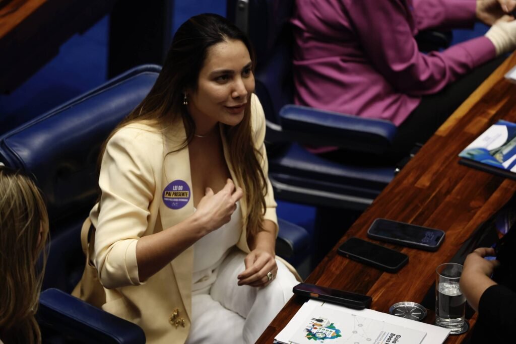 O que Lula sancionou recentemente? O presidente Lula sancionou o projeto que amplia a licença paternidade de cinco para 20 dias. Qual é o cronograma de implementação da nova licença paternidade? A licença será ampliada gradualmente: 10 dias em 2027, 15 dias em 2028 e 20 dias em 2029. Quem participou da cerimônia de sanção? A cerimônia contou com a presença de pais, crianças e representantes de diferentes profissões. Qual foi o acordo político para a aprovação do projeto? O projeto é fruto de um acordo entre parlamentares de esquerda e direita. Quais são os benefícios esperados com a ampliação da licença paternidade? Espera-se maior envolvimento dos pais nos cuidados iniciais dos filhos, promovendo equilíbrio familiar. Como a sociedade pode se beneficiar dessa mudança? A medida pode fortalecer laços familiares e promover igualdade de gênero no cuidado infantil.