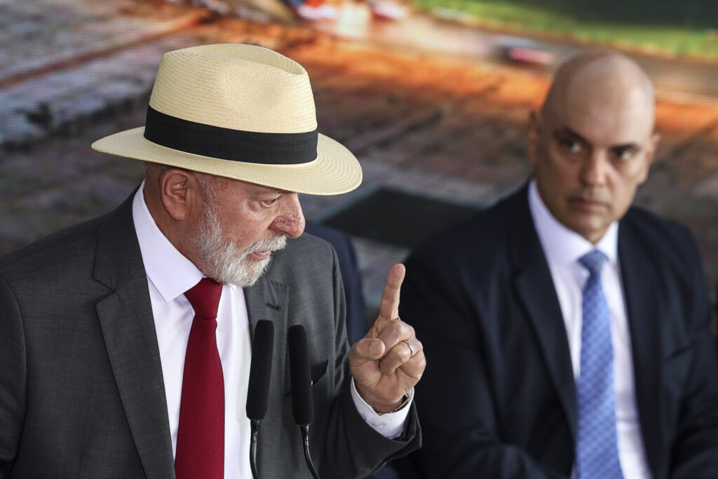 O **caso Master** tem gerado repercussões significativas no cenário político brasileiro, levando o presidente **Lula** a adotar uma postura de distanciamento em relação ao **Supremo Tribunal Federal (STF)**. Segundo a publicação da Gazeta do Povo, essa estratégia visa conter o desgaste político decorrente das investigações que atingem ministros da Corte. O avanço dessas investigações tem colocado o STF sob os holofotes, criando um ambiente de tensão entre os poderes Executivo e Judiciário. Nesse contexto, Lula busca preservar sua imagem e evitar que sua administração seja associada a possíveis escândalos envolvendo o Judiciário. O desenvolvimento do caso tem sido acompanhado de perto por analistas políticos, que destacam a importância de Lula manter uma relação equilibrada com o STF. Segundo o site, o presidente tem adotado uma postura cautelosa, evitando declarações públicas que possam ser interpretadas como interferência ou crítica direta ao Judiciário. Essa estratégia é vista como essencial para garantir a estabilidade institucional e evitar conflitos que possam prejudicar a governabilidade. Além disso, o distanciamento de Lula do STF é interpretado como uma tentativa de reforçar a independência entre os poderes, um princípio fundamental da democracia brasileira. Por outro lado, o afastamento estratégico de Lula também é visto como uma medida para proteger seu governo de possíveis repercussões negativas. Ao se distanciar do STF, o presidente busca minimizar o impacto das investigações sobre sua administração, evitando que sua imagem seja associada a eventuais irregularidades. Segundo a Gazeta do Povo, essa abordagem pode ser eficaz para manter o foco em suas políticas e projetos, desviando a atenção de questões judiciais que possam desviar o curso de seu mandato. Em suma, o caso Master representa um desafio significativo para Lula, que precisa equilibrar a necessidade de distanciamento do STF com a manutenção de um diálogo construtivo entre os poderes.