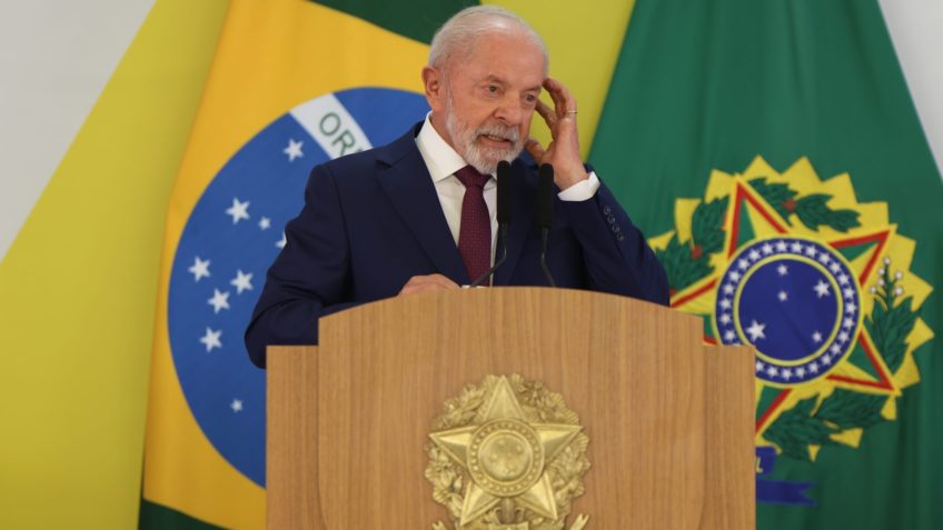 O presidente Luiz Inácio **Lula** da Silva participou da **COP15**, um evento crucial para a discussão de questões ambientais globais, com o objetivo de aumentar a adesão à convenção ambiental que visa proteger espécies migratórias. De acordo com o site Poder360, o Brasil assumiu um papel de liderança ao comandar as negociações e buscar a inclusão de novos países e recursos para fortalecer essa iniciativa. A presença de Lula na conferência destaca o compromisso do Brasil com a preservação ambiental e a importância de ações conjuntas para enfrentar os desafios globais relacionados à biodiversidade. Durante a **COP15**, o Brasil se destacou como um dos principais defensores da proteção das espécies migratórias, uma questão que requer cooperação internacional devido à natureza transfronteiriça desses animais. Segundo a publicação, a estratégia brasileira inclui não apenas a adesão de novos países à convenção, mas também a mobilização de recursos financeiros que possam viabilizar projetos de conservação. A presença de Lula na conferência, juntamente com a delegação brasileira, reforça a posição do país como um líder em questões ambientais, buscando influenciar positivamente outros países a se comprometerem com a causa. Apesar do esforço brasileiro, apenas o Paraguai enviou seu presidente para a **COP15**, conforme relatado pelo Poder360. Isso ressalta o desafio de engajar mais nações em um compromisso efetivo com a proteção das espécies migratórias. A participação limitada de chefes de Estado pode indicar a necessidade de uma maior conscientização sobre a importância dessa convenção e os benefícios que ela pode trazer para a biodiversidade global. O Brasil, sob a liderança de Lula, continua a trabalhar para ampliar a adesão à convenção, demonstrando seu compromisso com a sustentabilidade e a proteção do meio ambiente.