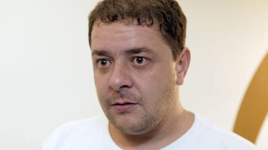 **Lulinha era consultor da Fictor, empresa com dívida de R$ 4,2 bilhões investigada por fraudes**. A investigação da Polícia Federal está focada em suspeitas de **fraudes bancárias** que podem estar ligadas à facção criminosa **Comando Vermelho**. De acordo com informações de pessoas que trabalharam para empresas do grupo **Fictor**, **Fábio Luís Lula da Silva**, conhecido como Lulinha e filho do presidente Lula, teria uma relação próxima com o empresário **Luiz Phillippe Rubini**, ex-sócio da Fictor. A Fictor, que anunciou em novembro uma tentativa de compra do **Banco Master**, entrou em **recuperação judicial** em 2 de fevereiro deste ano, declarando dívidas superiores a **R$ 4,2 bilhões**. A operação da Polícia Federal, que teve como alvo Rubini, ocorreu em meio a essas movimentações financeiras suspeitas. Segundo relatos, Lulinha teria atuado como **consultor** da Fictor, especialmente ao longo de 2024, com o objetivo de facilitar a aproximação da empresa com o **governo federal**. Mas qual era o papel de Lulinha na Fictor? De acordo com as fontes, ele teria sido contratado para ajudar a empresa a se conectar com o governo, embora sua presença nos escritórios tenha sido reduzida para evitar exposição. Mesmo assim, ele foi visto no local no ano passado. Além disso, as mesmas fontes afirmam que, a partir dessa relação, Rubini teria sido indicado para integrar o **Conselho de Desenvolvimento Econômico Social Sustentável**, conhecido como “Conselhão”, um órgão consultivo da Presidência da República. No entanto, a **Secretaria de Relações Institucionais** negou que Rubini tenha sido indicado por Lulinha para o colegiado. A proximidade entre Lulinha e Rubini também teria facilitado a participação de Rubini no grupo parlamentar de relacionamento com o **Brics** no Senado, onde sua atuação no mercado financeiro foi considerada relevante. No entanto, a defesa de Lulinha contesta essas acusações. O advogado **Marco Aurélio de Carvalho** afirmou que seu cliente conhece Rubini, mas negou qualquer vínculo profissional com a Fictor ou atuação para indicação a cargos públicos. “Essa é mais uma tentativa de colocar Fábio no meio de um escândalo”, declarou. Outro defensor, o criminalista **Guilherme Suguimor**, reforçou que não houve relação comercial nem participação em articulações políticas. “Fábio Luís não é político e não possui poder de influência ou determinação de órgãos governamentais”, afirmou. Segundo a defesa, Lulinha reside na **Espanha** desde 2024, o que reforça a tese de que ele não teria envolvimento direto nas operações da Fictor. A situação levanta várias questões sobre a real extensão da influência de Lulinha e a natureza de sua relação com Rubini e a Fictor. Enquanto a investigação da Polícia Federal continua, o caso permanece envolto em controvérsias e negações, com ambas as partes apresentando suas versões dos fatos.