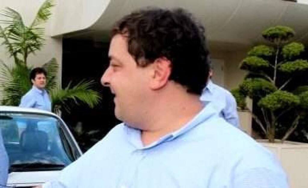 **Lulinha foi com alvo da PF para a China na comitiva do pai durante uma visita de Estado** Em abril de 2024, **Lulinha**, filho do ex-presidente Luiz Inácio Lula da Silva, acompanhou seu pai em uma visita de Estado à **China**. Durante essa viagem, ele estava na companhia de Luiz Phillippe Gomes Rubini, ex-sócio da empresa de investimentos **Fictor**. Este evento ganhou destaque após Rubini se tornar alvo de uma operação da Polícia Federal, a **Operação Fallax**, que investiga fraudes bancárias. **Quem é Luiz Phillippe Gomes Rubini e qual sua ligação com Lulinha?** Rubini é conhecido por sua associação com a Fictor, uma empresa de investimentos que, segundo investigações, utilizava empresas de fachada para ocultar a origem de dinheiro ilícito. A relação entre Rubini e Lulinha se estreitou ao ponto de Rubini ser convidado a integrar o **Conselho de Desenvolvimento Econômico Social Sustentável (CDESS)**, também conhecido como "Conselhão". Essa aproximação levantou suspeitas sobre a natureza dos negócios entre Lulinha e a Fictor. **O que é a Operação Fallax e quais são seus objetivos?** A **Operação Fallax** foi deflagrada pela Polícia Federal com o objetivo de combater fraudes bancárias. De acordo com as investigações, o grupo de executivos da Fictor, incluindo Rubini, estaria envolvido em esquemas para esconder a origem de recursos financeiros, possivelmente ligados a atividades ilícitas de organizações criminosas, como o **Comando Vermelho (CV)**. **Qual foi o papel de Rafael Góis na Fictor e sua relação com Lulinha?** Rafael Góis, CEO da Fictor, também foi alvo de busca e apreensão na Operação Fallax. Ele é conhecido por sua amizade com Lulinha, o que levanta questões sobre a influência e o alcance das relações pessoais nas atividades empresariais da Fictor. A proximidade entre Góis e Lulinha é um ponto de interesse nas investigações, especialmente considerando as acusações de uso de empresas de fachada. **Como a visita à China se relaciona com as investigações?** A viagem de Lulinha à China, junto com Rubini, durante a visita de Estado de Lula, é vista sob a ótica das investigações como um possível indicativo de laços mais profundos entre interesses pessoais e empresariais. A presença de Rubini na comitiva oficial pode sugerir tentativas de expandir ou consolidar negócios internacionais sob a proteção de uma visita diplomática. **Quais são as implicações políticas dessas revelações?** As revelações sobre a participação de Lulinha e seus associados em atividades suspeitas têm potencial para impactar a imagem pública de Lula e seu círculo próximo. A tentativa de ocultar essas associações e a subsequente exposição pela Operação Fallax podem influenciar a percepção pública sobre a integridade das figuras envolvidas. **O que dizem as fontes sobre o caso?** Segundo a publicação do Jornal da Cidade Online, as investigações estão em andamento e buscam esclarecer a extensão das atividades ilícitas e o envolvimento de figuras públicas. A operação visa desmantelar esquemas de lavagem de dinheiro e fraudes bancárias que afetam a economia e a segurança do país. Essas informações destacam a complexidade das relações entre negócios e política, especialmente quando envolvem figuras públicas de destaque. As investigações continuam a revelar detalhes que podem ter implicações significativas para todos os envolvidos.