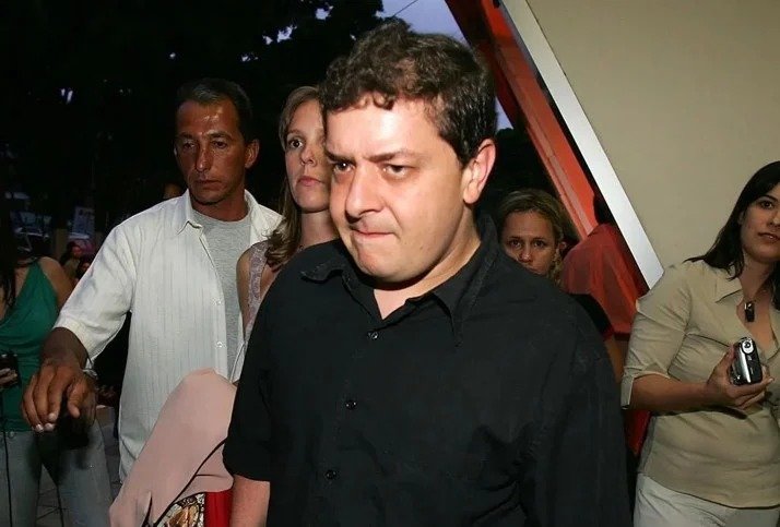 **Fábio Luís Lula da Silva**, conhecido como **Lulinha**, filho do presidente Luiz Inácio Lula da Silva, manteve uma relação próxima com o empresário **Luiz Phillippe Rubini**, ex-sócio do grupo **Fictor**. Essa proximidade ocorreu em 2024, conforme relatado pela publicação Poder Nacional. A **Polícia Federal** (PF) está investigando Rubini por suspeitas de fraudes bancárias associadas ao **Comando Vermelho**. Mas qual é a natureza dessa relação entre Lulinha e Rubini? Segundo informações da Folha de S.Paulo, Lulinha teria atuado como consultor do grupo empresarial Fictor. A relação entre ele e a Fictor foi mais intensa em 2024, com relatos de que ele frequentou os escritórios do grupo. No entanto, para evitar chamar atenção, Lulinha teria reduzido suas visitas. O que a Fictor tem a dizer sobre isso? A assessoria de imprensa da Fictor informou que quaisquer esclarecimentos sobre o tema deveriam ser tratados diretamente com Rubini. No entanto, a assessoria do empresário declarou que ele não comentará o assunto. Como essa relação influenciou o cenário político? Executivos ligados ao grupo afirmam que Lulinha aproximou a Fictor do governo federal. Esse trabalho teria aberto caminho para a indicação de Rubini ao **Conselho de Desenvolvimento Econômico Social Sustentável**, conhecido como **Conselhão**, um órgão consultivo da Presidência da República. No entanto, a Secretaria de Relações Institucionais da Presidência afirmou que Fábio Lula da Silva não indicou Rubini ao conselho. Além disso, a proximidade também teria facilitado a participação de Rubini no **Grupo Parlamentar de Relacionamento com o Brics**, no Senado. Qual é a posição de Lulinha sobre essas alegações? O advogado Marco Aurélio de Carvalho, que representa Lulinha em investigações relacionadas a fraudes no Instituto Nacional do Seguro Social, confirmou que ele conhece Rubini. No entanto, Carvalho negou que Lulinha tenha mantido vínculo profissional com a Fictor ou atuado para que Rubini ocupasse cargos em órgãos públicos. Segundo Carvalho, Lulinha vive na Espanha desde 2024. Qual é a situação atual de Rubini e da Fictor? Rubini permaneceu como sócio e responsável pela **Fictor Invest**, braço de investimentos do grupo, até abril de 2025, e continuou como conselheiro da empresa até outubro do mesmo ano. Em novembro, o conglomerado anunciou uma tentativa de aquisição do **Banco Master**, pouco antes da primeira prisão do ex-banqueiro Daniel Vorcaro. O grupo Fictor entrou em recuperação judicial em 2 de fevereiro deste ano, declarando dívidas superiores a R$ 4,2 bilhões. Essas investigações e eventos levantam questões sobre a influência de relações pessoais em negócios e política. A proximidade entre figuras públicas e empresários pode ter impactos significativos, tanto positivos quanto negativos, no cenário econômico e político de um país. A investigação da PF sobre Rubini e as alegações de fraudes bancárias associadas ao Comando Vermelho são um lembrete da complexidade e das potenciais consequências dessas relações.