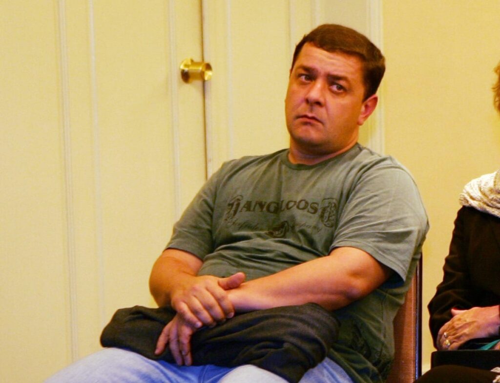 **Lulinha**, filho do ex-presidente Luiz Inácio Lula da Silva, manifestou sua disposição para depor no âmbito da **Operação Sem Desconto**, conforme relatado pela BandNews FM. Esta operação, que investiga supostas irregularidades financeiras, entrou em uma nova fase nesta terça-feira (17), com ações sendo realizadas no **Ceará** e no **Distrito Federal**. A disposição de Lulinha para colaborar com o **Supremo Tribunal Federal (STF)** é um desenvolvimento significativo, dado o impacto potencial das investigações em curso. A **Operação Sem Desconto** é uma investigação que busca esclarecer possíveis esquemas de corrupção e lavagem de dinheiro. Segundo a publicação, as autoridades estão focadas em desvendar transações financeiras suspeitas que podem envolver figuras públicas e empresários. A participação de Lulinha no processo, ao se colocar à disposição para depor, pode fornecer informações valiosas para o avanço das investigações. A operação tem como objetivo principal identificar e punir os responsáveis por eventuais crimes financeiros, garantindo a transparência e a justiça no sistema político e econômico do país. Além disso, a nova fase da operação no Ceará e no Distrito Federal indica um esforço concentrado das autoridades para aprofundar as investigações. Segundo o site da BandNews FM, a escolha dessas localidades para a realização das ações sugere a existência de pistas relevantes que podem estar ligadas a essas regiões. O envolvimento de Lulinha, ao se prontificar a colaborar com o STF, pode ser um passo importante para esclarecer os fatos e contribuir para o desfecho das investigações. A expectativa é que, com o avanço das apurações, novas informações venham à tona, permitindo uma compreensão mais ampla dos esquemas investigados.