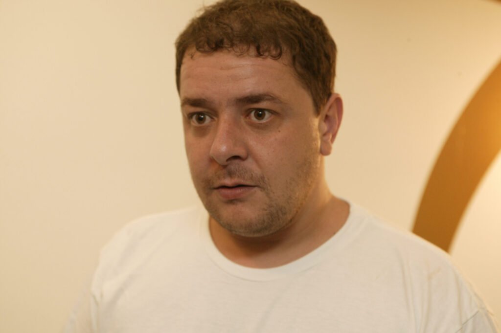 Quem é o "Careca do INSS" e qual sua ligação com Lulinha? Antônio Carlos Camilo Antunes, conhecido como "Careca do INSS", é um lobista. O relatório da CPMI sugere que Lulinha, filho do presidente Lula, seria um "sócio oculto" dele, usando sua influência para facilitar negócios. Quais são as acusações contra Lulinha? Lulinha é acusado de tráfico de influência, organização criminosa e corrupção passiva. Ele teria usado seu prestígio para facilitar acessos e receber repasses financeiros em troca. Como Lulinha teria se beneficiado do esquema? O relatório aponta que Lulinha recebeu repasses financeiros significativos, intermediados por Roberta Luchsinger, em troca de sua influência em decisões administrativas. Quem é Roberta Luchsinger e qual seu papel no esquema? Roberta Luchsinger é amiga de Lulinha e herdeira de um ex-acionista do Credit Suisse. Ela teria sido a ponte entre Lulinha e o lobista, recebendo e repassando valores significativos. Quais são os valores envolvidos nas transações suspeitas? A RL Consultoria, ligada a Roberta, recebeu R$ 18.270.676,55. Parte desse valor, R$ 1.500.000,00, veio da empresa de Antônio Camilo, o "Careca do INSS". Quais provas a Polícia Federal encontrou contra Lulinha? Trocas de mensagens entre Antônio Camilo e seu funcionário indicam pagamentos a Lulinha. Viagens de luxo e referências cifradas também reforçam as suspeitas. O que dizem as testemunhas sobre a relação entre Lulinha e o lobista? Edson Claro, ex-funcionário do lobista, afirmou que Camilo ostentava sua ligação com Lulinha, mencionando pagamentos mensais de R$ 300 mil e antecipações de R$ 25 milhões. Quais projetos estão ligados ao esquema? Os "Projeto Amazônia" e "Projeto Teste de Dengue" são mencionados, mas a moeda de referência dos valores antecipados não foi esclarecida. Como as viagens de Lulinha reforçam as suspeitas? Viagens coordenadas entre Lulinha, Camilo e Roberta para a Península Ibérica, em primeira classe, durante o auge do esquema, são vistas como indícios de envolvimento. Quais são as consequências legais para Lulinha? Gaspar pede o indiciamento de Lulinha por diversos crimes, incluindo corrupção passiva e lavagem de dinheiro, com base em um quadro indiciário coeso. O que pode acontecer com os ex-dirigentes do INSS envolvidos? Ex-dirigentes do INSS estão negociando acordos de colaboração premiada, o que pode trazer novas revelações sobre o envolvimento de Lulinha. Qual é a importância do sobrenome presidencial no esquema? O relatório sugere que o capital político do sobrenome Lula foi monetizado por meio de uma rede de interposição de pessoas e empresas. Como a CPMI do INSS chegou a essas conclusões? A CPMI analisou depoimentos, mensagens interceptadas, viagens e transações financeiras para construir um quadro indiciário contra Lulinha. Quais são as próximas etapas do processo? Com o relatório apresentado, espera-se que as autoridades tomem medidas legais, incluindo possíveis indiciamentos e aprofundamento das investigações. Como a sociedade reage a essas acusações? As acusações geram debates intensos sobre ética, corrupção e o uso de influência política, com expectativas de justiça e transparência no processo.