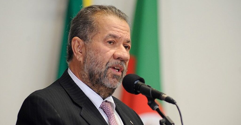 O presidente do **Partido Democrático Trabalhista (PDT)**, Carlos Lupi, reafirmou o apoio ao presidente Luiz Inácio **Lula** da Silva e anunciou as estratégias do partido para as próximas eleições. Segundo a publicação do Congresso em Foco, Lupi confirmou a candidatura de três nomes do PDT para governos estaduais, além de estabelecer a meta de eleger oito senadores. Essa decisão reflete a intenção do partido de fortalecer sua presença política em âmbito nacional, alinhando-se com o governo atual e buscando ampliar sua influência no Senado. O anúncio de Lupi destaca a importância estratégica das eleições estaduais e federais para o PDT. Ao confirmar três candidaturas a governos estaduais, o partido demonstra seu compromisso em consolidar sua base política em diferentes regiões do país. Além disso, a meta de eleger oito senadores é um passo significativo para aumentar a representação do PDT no Congresso Nacional. Segundo o site, essa estratégia visa não apenas fortalecer o partido, mas também garantir apoio legislativo ao governo de Lula, promovendo uma agenda política alinhada com os interesses do PDT. O apoio declarado a Lula e a definição de candidaturas estratégicas refletem a busca do PDT por um papel mais ativo e influente na política brasileira. A aliança com o governo federal pode trazer benefícios mútuos, permitindo ao partido participar de decisões importantes e influenciar políticas públicas. Conforme relatado, essa movimentação política é parte de um esforço maior do PDT para se posicionar como uma força relevante no cenário político nacional, buscando não apenas aumentar sua representação, mas também contribuir para a estabilidade e governabilidade do país.