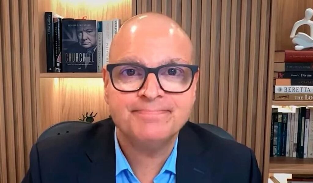 **Rodrigo Constantino e a Luta Contra o Câncer: Novo Diagnóstico Médico Revelado** O comentarista político **Rodrigo Constantino**, conhecido por suas participações na Jovem Pan, recentemente compartilhou uma atualização significativa sobre sua saúde. Durante uma participação no podcast 'Bradock Show', comandado por Eric Surita e transmitido no YouTube, Constantino revelou que está enfrentando um **câncer no pulmão**. No entanto, as novidades sobre sua condição não pararam por aí. Segundo a publicação, em 25 de março, através de sua conta oficial no X (antigo Twitter), Constantino revelou um novo diagnóstico médico. **Qual é o novo diagnóstico de Rodrigo Constantino?** Rodrigo Constantino informou que, como consequência do tratamento do câncer, foi diagnosticado com **catarata**. Ele explicou que os esteroides utilizados no tratamento do câncer causaram esse novo problema de saúde. Constantino descreveu a situação como um "trade-off", onde o tratamento de certos sintomas acaba gerando outros problemas. **Como Rodrigo Constantino está lidando com a catarata?** Constantino mencionou que deverá passar por uma cirurgia nos próximos meses para tratar a catarata. Ele também comentou, de forma bem-humorada, que as pessoas terão que se acostumar com ele sem óculos após a cirurgia. **O que é catarata e por que pode ser causada por esteroides?** A **catarata** é uma condição que provoca a opacificação do cristalino do olho, levando à diminuição da visão. Segundo especialistas, o uso prolongado de esteroides pode aumentar o risco de desenvolvimento de catarata, pois esses medicamentos podem alterar o metabolismo das células do cristalino, levando à sua opacificação. **Qual é a importância de compartilhar diagnósticos de saúde publicamente?** Ao compartilhar seu diagnóstico, Rodrigo Constantino não apenas informa seus seguidores sobre sua condição, mas também aumenta a conscientização sobre os efeitos colaterais potenciais dos tratamentos de câncer. Isso pode ajudar outras pessoas que estão passando por situações semelhantes a se sentirem menos sozinhas e mais informadas sobre os possíveis desafios que podem enfrentar. **Como a saúde de Rodrigo Constantino impacta sua carreira?** Apesar dos desafios de saúde, Constantino continua ativo em suas atividades profissionais. Ele é conhecido por suas opiniões contundentes e continua a participar de debates políticos e sociais. Sua determinação em continuar trabalhando, mesmo diante de problemas de saúde, pode servir de inspiração para muitos. **Qual é a perspectiva de recuperação para Rodrigo Constantino?** A recuperação de Rodrigo Constantino dependerá de vários fatores, incluindo a eficácia do tratamento do câncer e a cirurgia de catarata. No entanto, sua atitude positiva e disposição para enfrentar os desafios sugerem que ele está comprometido em superar essas dificuldades. **O que podemos aprender com a experiência de Rodrigo Constantino?** A experiência de Rodrigo Constantino destaca a importância de estar ciente dos possíveis efeitos colaterais dos tratamentos médicos e de buscar informações e apoio quando necessário. Além disso, sua abertura em compartilhar sua jornada pode encorajar outros a fazerem o mesmo, promovendo um ambiente de apoio e compreensão mútua. Em resumo, a luta de Rodrigo Constantino contra o câncer e seu novo diagnóstico de catarata são um lembrete dos desafios que muitos enfrentam em suas jornadas de saúde. Sua disposição para compartilhar sua experiência pode ajudar a aumentar a conscientização e o apoio para aqueles em situações semelhantes.