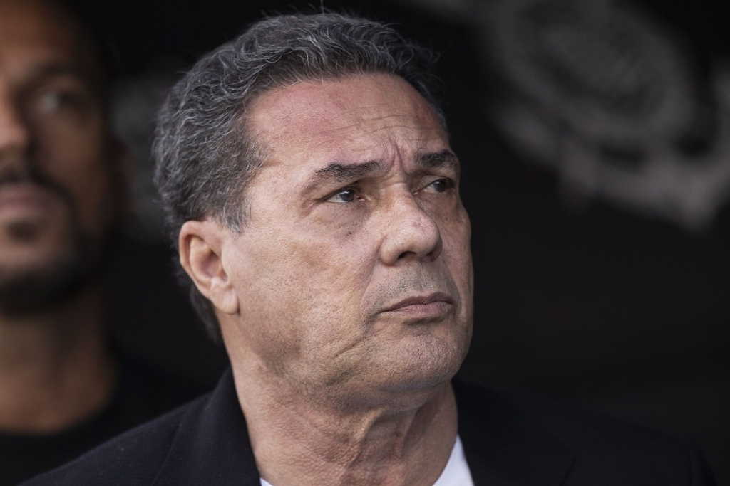 O ex-treinador **Vanderlei Luxemburgo** foi internado na **UTI** do Hospital Santa Thereza, em Palmas, com suspeita de **infecção pulmonar**. De acordo com o boletim médico divulgado pela instituição, o estado de saúde de Luxemburgo é considerado estável. A internação ocorreu após o ex-treinador apresentar sintomas que levantaram preocupações sobre uma possível infecção nos pulmões, levando a equipe médica a adotar medidas preventivas e de monitoramento intensivo. Segundo a publicação, Luxemburgo, que tem uma carreira marcada por passagens em grandes clubes do futebol brasileiro, está sob cuidados médicos rigorosos para garantir que qualquer complicação seja rapidamente identificada e tratada. A infecção pulmonar é uma condição que pode ser grave, especialmente em indivíduos com histórico de saúde que requer atenção especial. O tratamento em uma unidade de terapia intensiva permite que os profissionais de saúde acompanhem de perto a evolução do quadro clínico do paciente, garantindo suporte imediato caso haja necessidade de intervenções médicas mais complexas. Ainda conforme informações do site, a equipe médica do Hospital Santa Thereza está realizando uma série de exames para confirmar o diagnóstico inicial e determinar o melhor curso de tratamento para Luxemburgo. A estabilidade do quadro é um fator positivo, mas a situação requer vigilância contínua para evitar agravamentos. A comunidade esportiva e os fãs do ex-treinador acompanham com atenção as atualizações sobre sua saúde, torcendo por uma recuperação rápida e completa.
