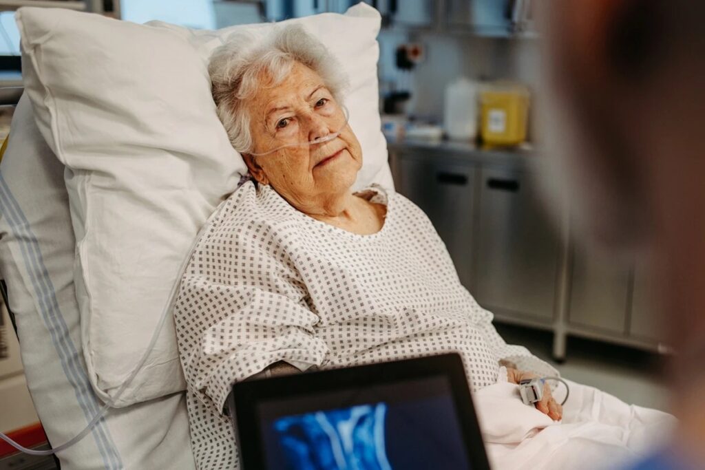 O **sedentarismo** é um dos grandes vilões da saúde moderna, impactando negativamente diversos aspectos do corpo humano. Segundo o nutrólogo Eduardo Rauen, o órgão mais prejudicado por esse estilo de vida é o **coração**. A falta de atividade física regular pode levar a uma série de problemas cardiovasculares, incluindo hipertensão, doenças coronarianas e até mesmo insuficiência cardíaca. O coração, sendo um músculo, necessita de exercícios regulares para manter sua força e eficiência. Quando não é estimulado adequadamente, pode se tornar fraco e menos eficiente em bombear sangue para o corpo, aumentando o risco de complicações graves. Além do impacto direto no coração, o sedentarismo também afeta a saúde de forma mais ampla. Segundo a publicação, a inatividade física está associada a um aumento no risco de **obesidade**, que por sua vez é um fator de risco para várias outras condições de saúde, como diabetes tipo 2 e certos tipos de câncer. O acúmulo de gordura corporal, especialmente na região abdominal, pode levar a um aumento na resistência à insulina, um precursor do diabetes. Além disso, a obesidade pode sobrecarregar o coração, forçando-o a trabalhar mais para bombear sangue através de um corpo maior, o que pode agravar ainda mais os problemas cardiovasculares. Por fim, o sedentarismo também tem implicações para a saúde mental. A falta de atividade física regular pode contribuir para o desenvolvimento de **depressão** e **ansiedade**, segundo o site. O exercício físico é conhecido por liberar endorfinas, que são substâncias químicas no cérebro que atuam como analgésicos naturais e melhoram o humor. Sem essa liberação regular, as pessoas podem se sentir mais estressadas e menos capazes de lidar com os desafios diários. Portanto, adotar um estilo de vida ativo é crucial não apenas para a saúde do coração, mas também para o bem-estar geral.