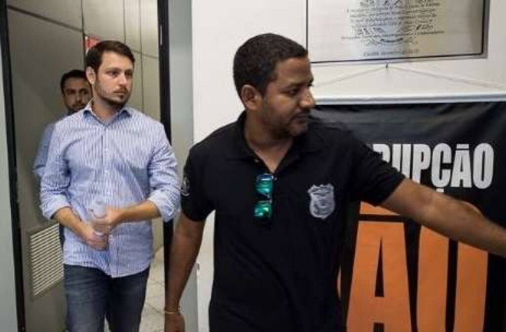 O médico **Rodrigo da Cunha Barbosa**, filho de um ex-governador, foi condenado por crimes de **corrupção passiva** e **participação em organização criminosa**. Como parte da sentença, ele deverá utilizar uma **tornozeleira eletrônica** para cumprir parte de sua pena. Esta decisão judicial destaca a seriedade com que o sistema judiciário está tratando casos de corrupção, especialmente quando envolvem figuras públicas ou seus familiares. Segundo a publicação, a medida visa garantir que Barbosa seja monitorado de perto, assegurando que ele cumpra as condições impostas pela justiça. A condenação de Rodrigo da Cunha Barbosa é um exemplo de como o combate à corrupção está sendo intensificado no país. De acordo com o site, a utilização de tornozeleiras eletrônicas tem se tornado uma prática comum em casos de crimes de colarinho branco, permitindo que o sistema judicial mantenha um controle mais rigoroso sobre os condenados. Este tipo de monitoramento é visto como uma forma eficaz de prevenir a reincidência e garantir que os condenados cumpram suas penas de maneira adequada. Além disso, a decisão de aplicar essa medida a um indivíduo com laços políticos importantes ressalta a imparcialidade e a determinação das autoridades em combater a corrupção em todos os níveis. A aplicação de tornozeleiras eletrônicas em casos de corrupção também reflete uma mudança na abordagem do sistema penal, que busca alternativas ao encarceramento tradicional. Segundo o site, essa prática não apenas ajuda a aliviar a superlotação nas prisões, mas também permite que os condenados mantenham algum grau de liberdade enquanto cumprem suas penas. No caso de Rodrigo da Cunha Barbosa, o uso da tornozeleira eletrônica simboliza um passo significativo na luta contra a corrupção, demonstrando que ninguém está acima da lei, independentemente de suas conexões políticas ou status social.